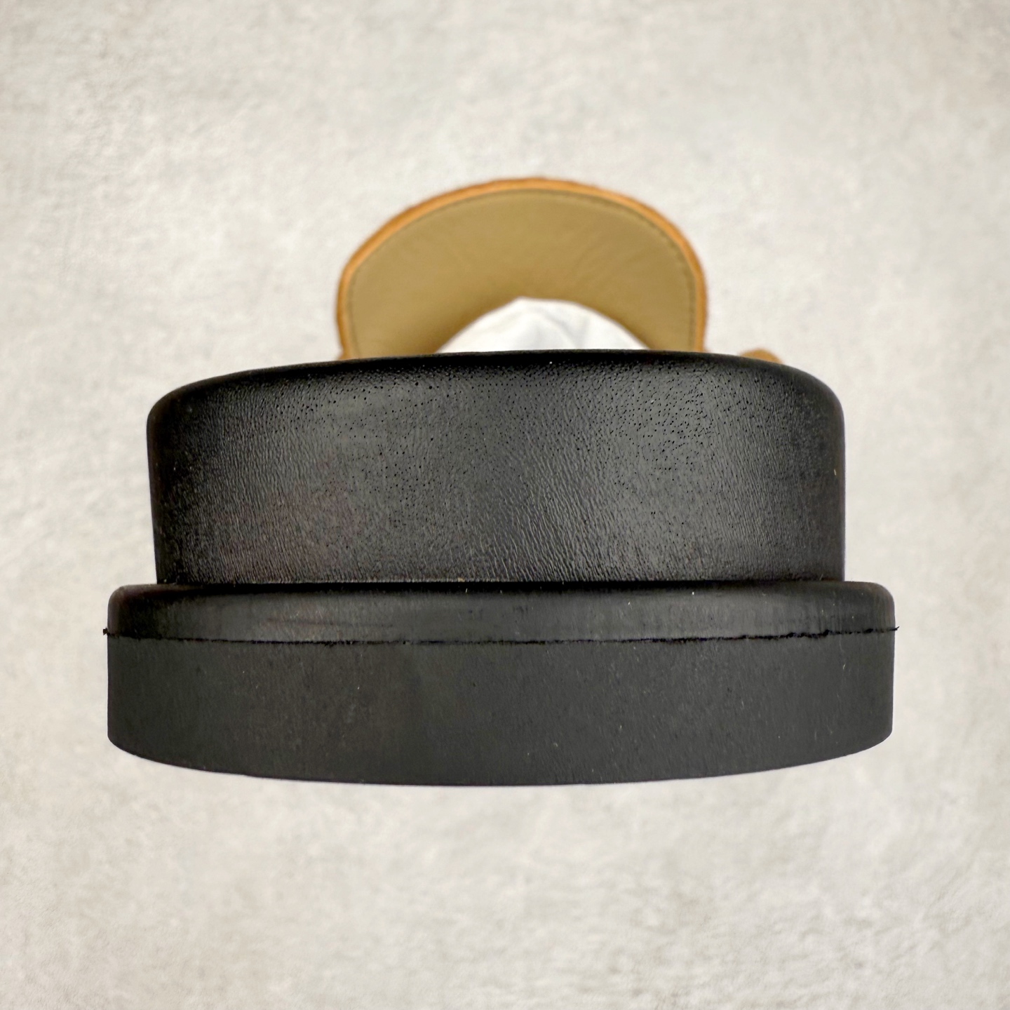 图片[8]-＃GD广顶 HERMES 爱马仕平底套穿圆头防磨包头拖鞋 麂皮小牛皮穆勒鞋，饰有标志性“H”形镂空细节。打造现代舒适的风格。Hermes爱马仕是世界著名的奢侈品品牌，1837年由ThierryHermes创立于法国巴黎。爱马仕早年以制造高级马具起家，迄今已有180年的悠久历史。其整个品牌从整体到细节以及专卖店，都弥漫着浓郁的以马文化为中心的深厚底蕴。拥有180年历史的Hermes，世代相传，以其精湛的工艺技术和源源不断的想象力，成为当代十分具有艺术魅力的法国高档品牌。实拍调校N版已经零色差零失真 百分百还原实物色彩所见即所得 不存在货不对板色差等低级问题 选购参考实物拍摄 不混卖不参货 只用心做好货严格选品 承诺混一赔十 尺码：36 36.5 37.5 38 38.5 39 40 40.5 41 42 42.5 43 44 44.5 45-选品中心