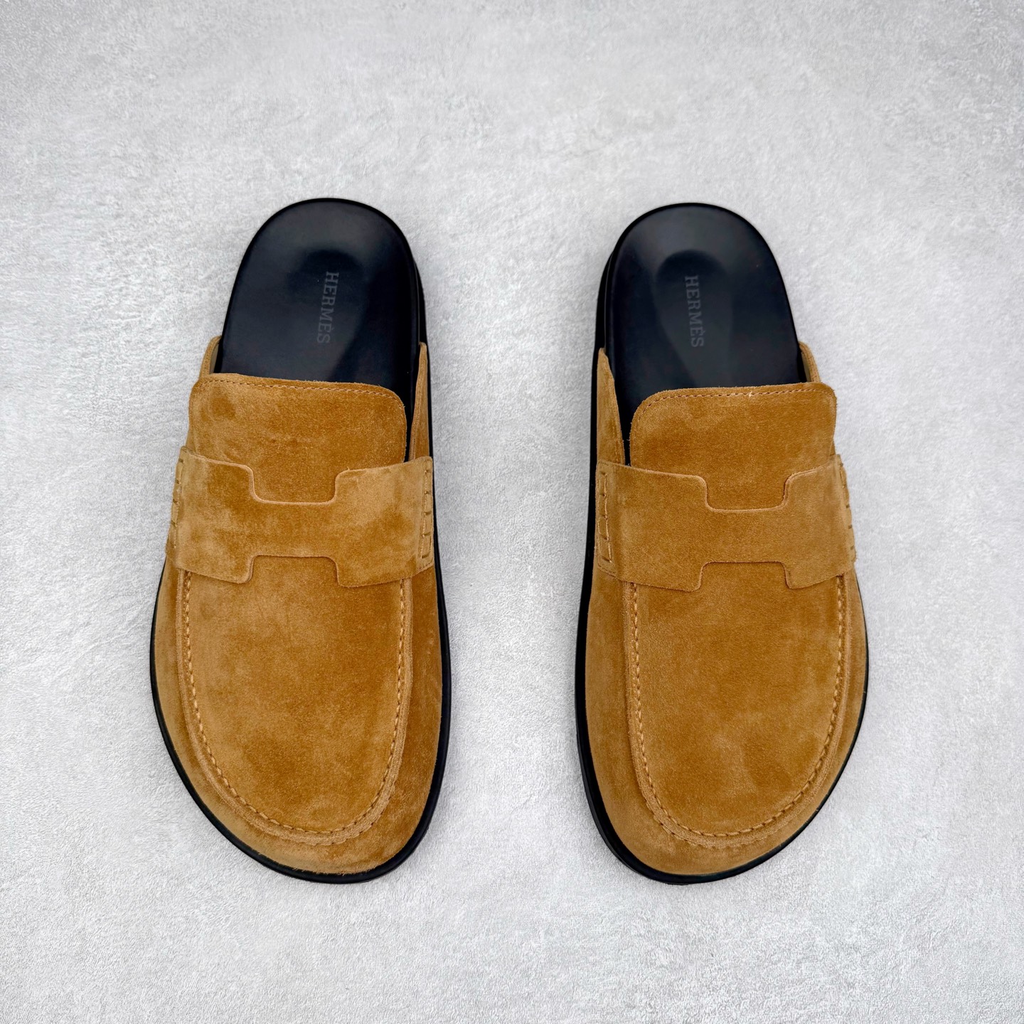 图片[2]-＃GD广顶 HERMES 爱马仕平底套穿圆头防磨包头拖鞋 麂皮小牛皮穆勒鞋，饰有标志性“H”形镂空细节。打造现代舒适的风格。Hermes爱马仕是世界著名的奢侈品品牌，1837年由ThierryHermes创立于法国巴黎。爱马仕早年以制造高级马具起家，迄今已有180年的悠久历史。其整个品牌从整体到细节以及专卖店，都弥漫着浓郁的以马文化为中心的深厚底蕴。拥有180年历史的Hermes，世代相传，以其精湛的工艺技术和源源不断的想象力，成为当代十分具有艺术魅力的法国高档品牌。实拍调校N版已经零色差零失真 百分百还原实物色彩所见即所得 不存在货不对板色差等低级问题 选购参考实物拍摄 不混卖不参货 只用心做好货严格选品 承诺混一赔十 尺码：36 36.5 37.5 38 38.5 39 40 40.5 41 42 42.5 43 44 44.5 45-选品中心