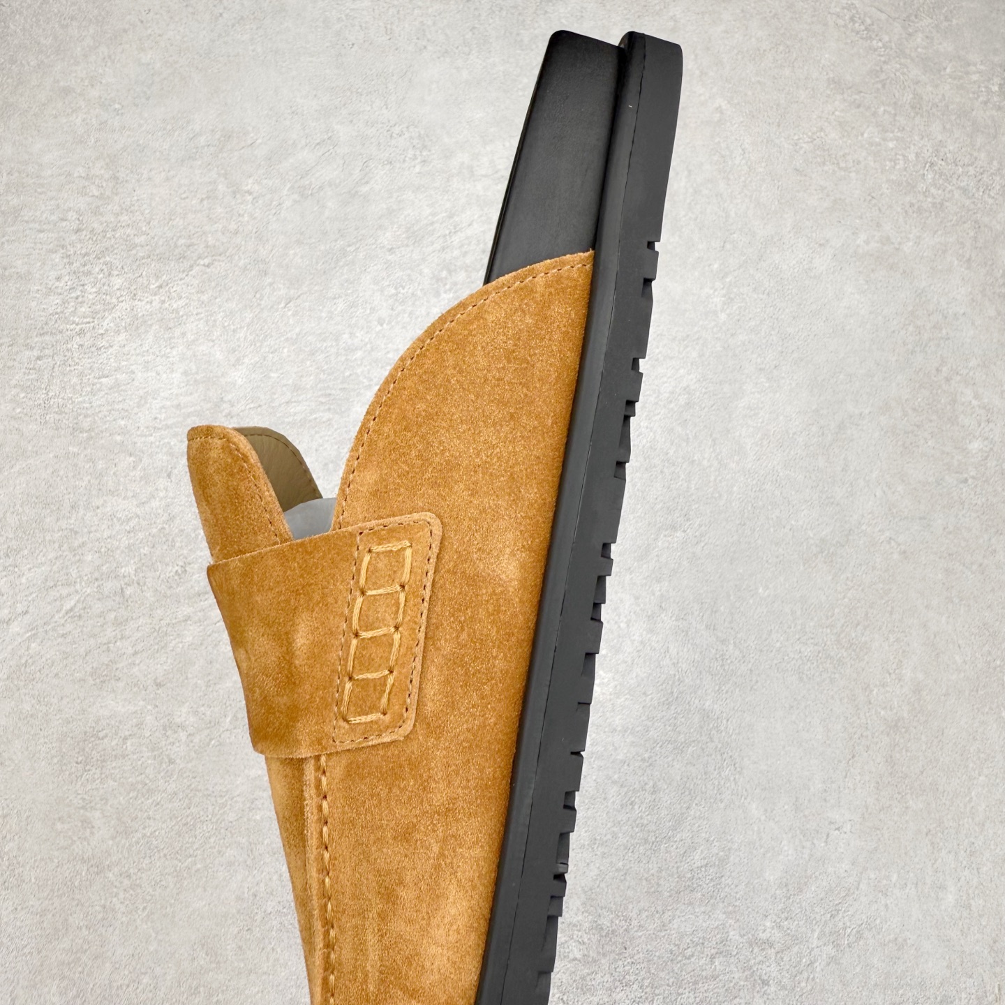 图片[7]-＃GD广顶 HERMES 爱马仕平底套穿圆头防磨包头拖鞋 麂皮小牛皮穆勒鞋，饰有标志性“H”形镂空细节。打造现代舒适的风格。Hermes爱马仕是世界著名的奢侈品品牌，1837年由ThierryHermes创立于法国巴黎。爱马仕早年以制造高级马具起家，迄今已有180年的悠久历史。其整个品牌从整体到细节以及专卖店，都弥漫着浓郁的以马文化为中心的深厚底蕴。拥有180年历史的Hermes，世代相传，以其精湛的工艺技术和源源不断的想象力，成为当代十分具有艺术魅力的法国高档品牌。实拍调校N版已经零色差零失真 百分百还原实物色彩所见即所得 不存在货不对板色差等低级问题 选购参考实物拍摄 不混卖不参货 只用心做好货严格选品 承诺混一赔十 尺码：36 36.5 37.5 38 38.5 39 40 40.5 41 42 42.5 43 44 44.5 45-选品中心