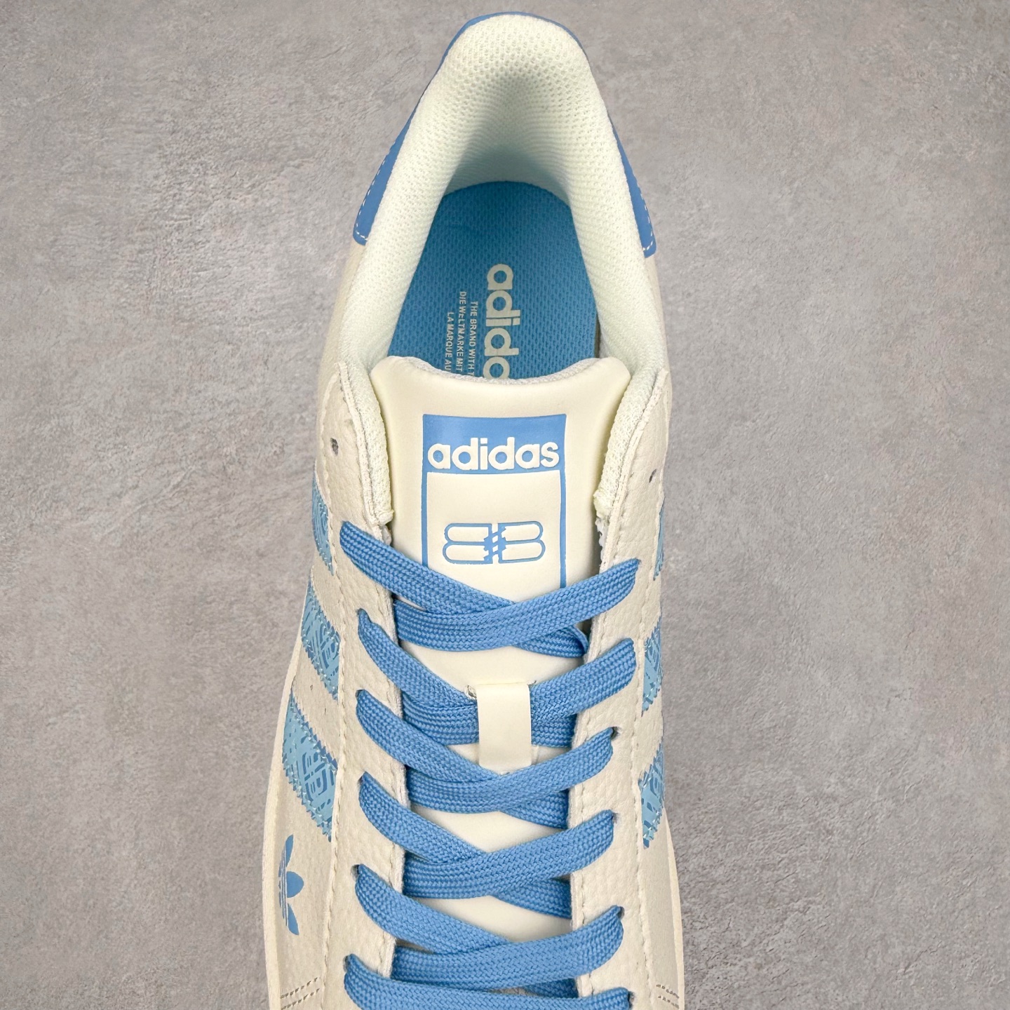 图片[5]-＃C2 AD Originals Superstar 经典复古贝壳头板鞋 DS0020 诞生于1969年 是第一双将全皮面鞋 身与橡胶鞋头结合在一起的低帮篮球鞋 Superstar最开始 是作为高帮篮球鞋Pro Model的低帮版本而出现的 但因为其独特和醒目的橡胶鞋头造型而让大家熟知 被大家形象地称为\\\”shelltoe\\\”贝壳头 在70年代的美国职业篮球场上 接近3/4的NBA球员都将这双Superstar作为场上用鞋 80年代之后 经过不断的改良和发展 Superstar逐渐成为横跨时装、音乐、街头文化、休闲和运动等各大领域的时尚潮鞋 尺码：36 36.5 37 38 38.5 39 40 40.5 41 42 42.5 43 44 44.5 45-选品中心