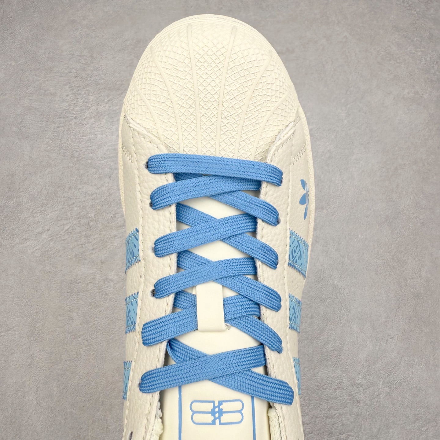 图片[4]-＃C2 AD Originals Superstar 经典复古贝壳头板鞋 DS0020 诞生于1969年 是第一双将全皮面鞋 身与橡胶鞋头结合在一起的低帮篮球鞋 Superstar最开始 是作为高帮篮球鞋Pro Model的低帮版本而出现的 但因为其独特和醒目的橡胶鞋头造型而让大家熟知 被大家形象地称为\\\”shelltoe\\\”贝壳头 在70年代的美国职业篮球场上 接近3/4的NBA球员都将这双Superstar作为场上用鞋 80年代之后 经过不断的改良和发展 Superstar逐渐成为横跨时装、音乐、街头文化、休闲和运动等各大领域的时尚潮鞋 尺码：36 36.5 37 38 38.5 39 40 40.5 41 42 42.5 43 44 44.5 45-选品中心