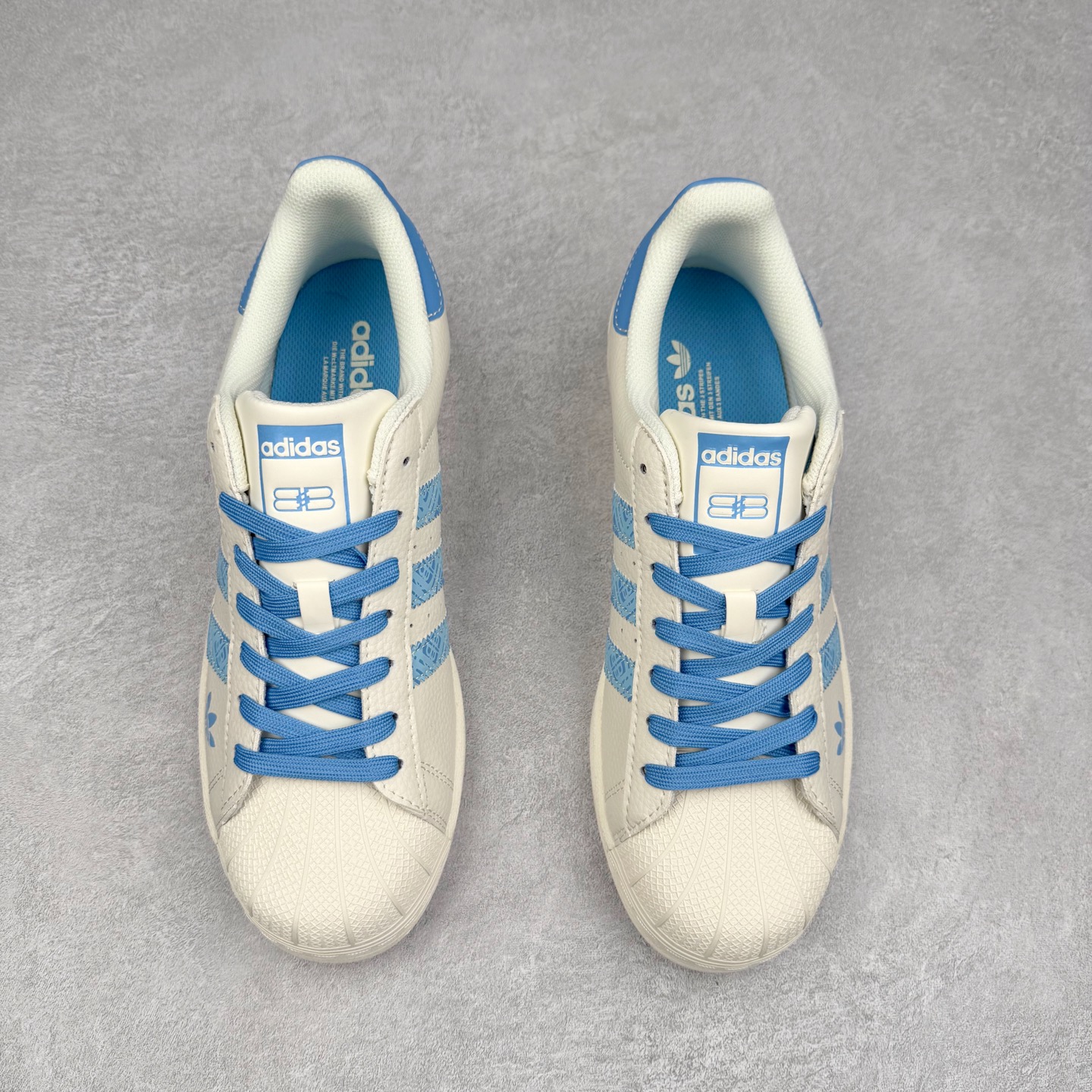 图片[2]-＃C2 AD Originals Superstar 经典复古贝壳头板鞋 DS0020 诞生于1969年 是第一双将全皮面鞋 身与橡胶鞋头结合在一起的低帮篮球鞋 Superstar最开始 是作为高帮篮球鞋Pro Model的低帮版本而出现的 但因为其独特和醒目的橡胶鞋头造型而让大家熟知 被大家形象地称为\\\”shelltoe\\\”贝壳头 在70年代的美国职业篮球场上 接近3/4的NBA球员都将这双Superstar作为场上用鞋 80年代之后 经过不断的改良和发展 Superstar逐渐成为横跨时装、音乐、街头文化、休闲和运动等各大领域的时尚潮鞋 尺码：36 36.5 37 38 38.5 39 40 40.5 41 42 42.5 43 44 44.5 45-选品中心