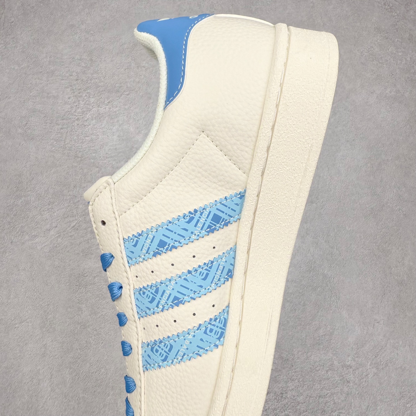 图片[7]-＃C2 AD Originals Superstar 经典复古贝壳头板鞋 DS0020 诞生于1969年 是第一双将全皮面鞋 身与橡胶鞋头结合在一起的低帮篮球鞋 Superstar最开始 是作为高帮篮球鞋Pro Model的低帮版本而出现的 但因为其独特和醒目的橡胶鞋头造型而让大家熟知 被大家形象地称为\\\”shelltoe\\\”贝壳头 在70年代的美国职业篮球场上 接近3/4的NBA球员都将这双Superstar作为场上用鞋 80年代之后 经过不断的改良和发展 Superstar逐渐成为横跨时装、音乐、街头文化、休闲和运动等各大领域的时尚潮鞋 尺码：36 36.5 37 38 38.5 39 40 40.5 41 42 42.5 43 44 44.5 45-选品中心