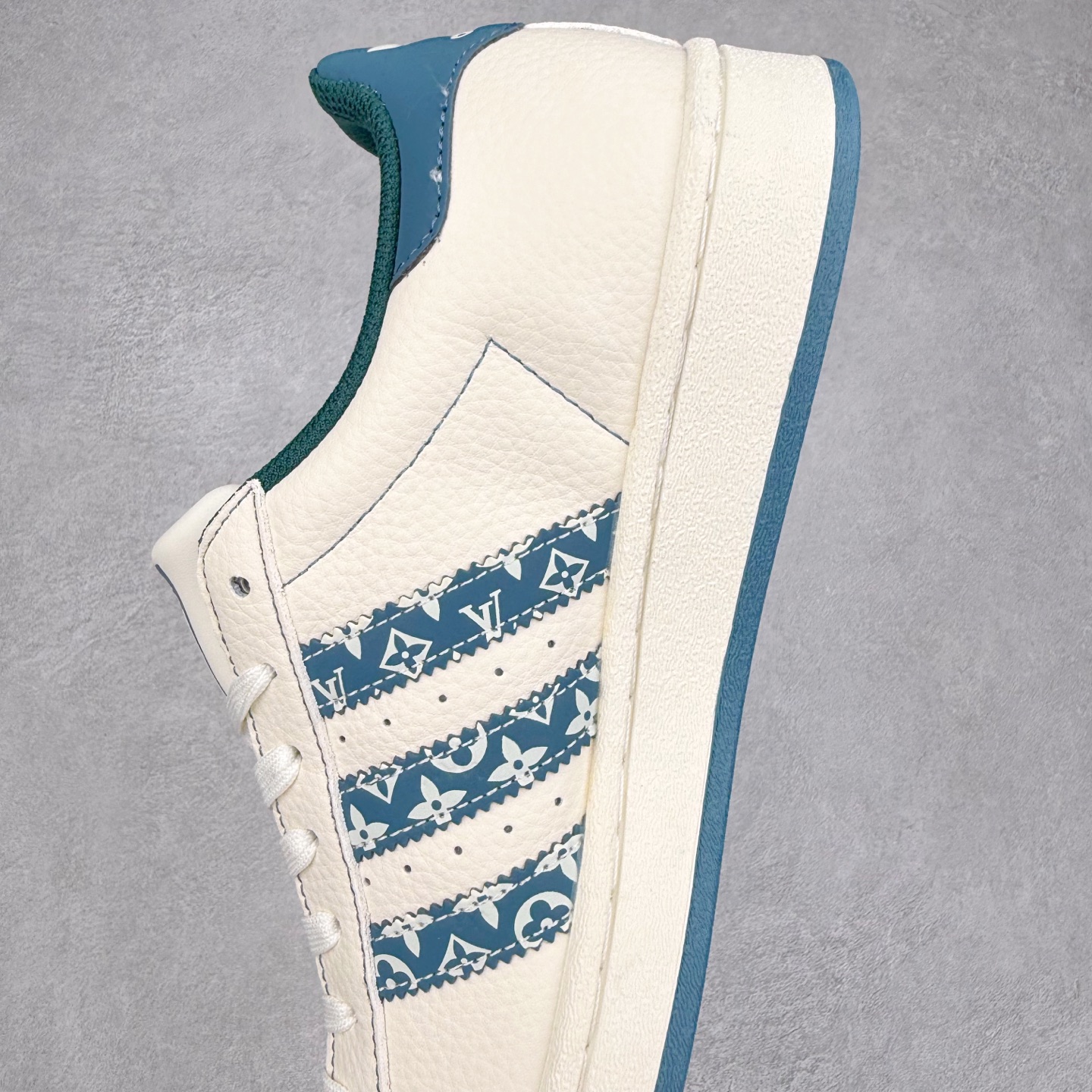 图片[7]-＃C2 AD Originals Superstar 经典复古贝壳头板鞋 DS0004 诞生于1969年 是第一双将全皮面鞋 身与橡胶鞋头结合在一起的低帮篮球鞋 Superstar最开始 是作为高帮篮球鞋Pro Model的低帮版本而出现的 但因为其独特和醒目的橡胶鞋头造型而让大家熟知 被大家形象地称为\\\”shelltoe\\\”贝壳头 在70年代的美国职业篮球场上 接近3/4的NBA球员都将这双Superstar作为场上用鞋 80年代之后 经过不断的改良和发展 Superstar逐渐成为横跨时装、音乐、街头文化、休闲和运动等各大领域的时尚潮鞋 尺码：36 36.5 37 38 38.5 39 40 40.5 41 42 42.5 43 44 44.5 45-选品中心