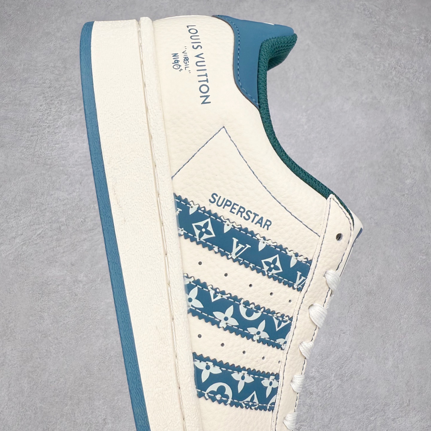 图片[6]-＃C2 AD Originals Superstar 经典复古贝壳头板鞋 DS0004 诞生于1969年 是第一双将全皮面鞋 身与橡胶鞋头结合在一起的低帮篮球鞋 Superstar最开始 是作为高帮篮球鞋Pro Model的低帮版本而出现的 但因为其独特和醒目的橡胶鞋头造型而让大家熟知 被大家形象地称为\\\”shelltoe\\\”贝壳头 在70年代的美国职业篮球场上 接近3/4的NBA球员都将这双Superstar作为场上用鞋 80年代之后 经过不断的改良和发展 Superstar逐渐成为横跨时装、音乐、街头文化、休闲和运动等各大领域的时尚潮鞋 尺码：36 36.5 37 38 38.5 39 40 40.5 41 42 42.5 43 44 44.5 45-选品中心