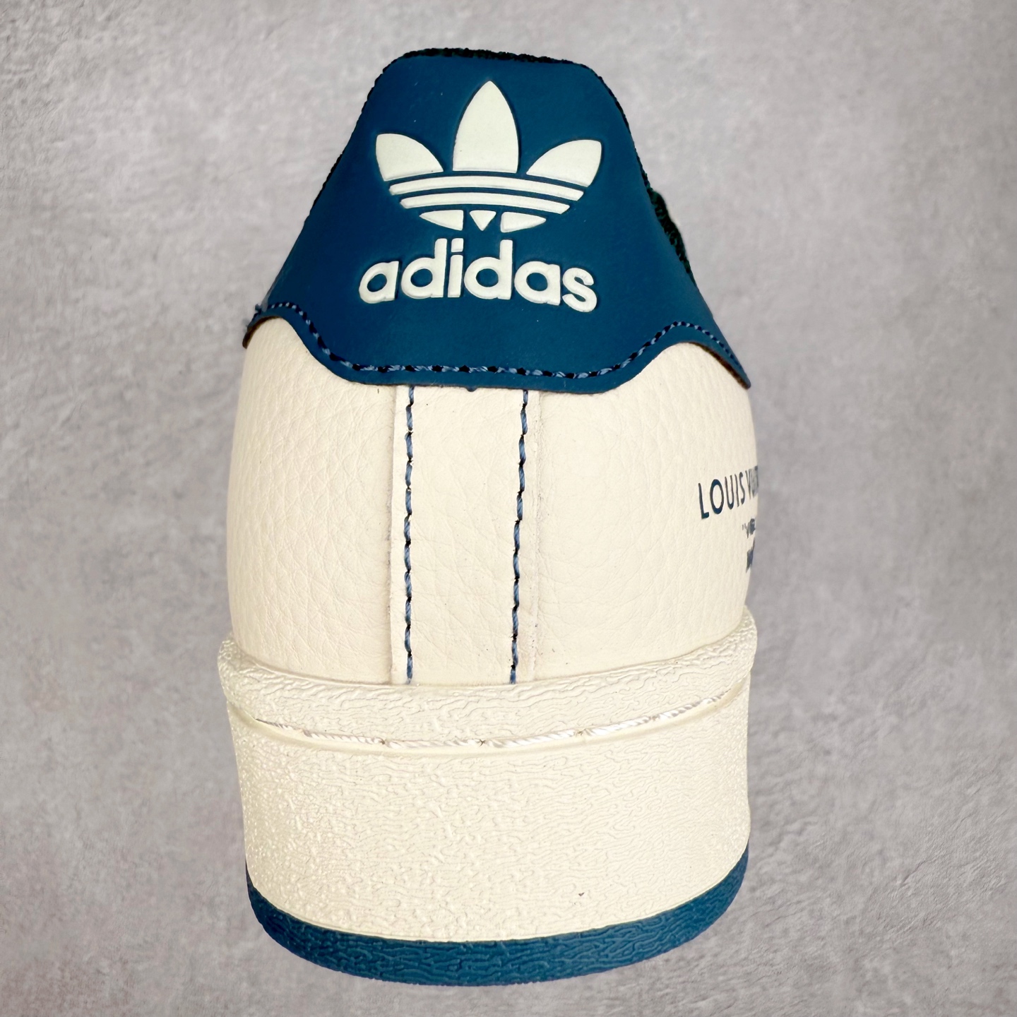 图片[8]-＃C2 AD Originals Superstar 经典复古贝壳头板鞋 DS0004 诞生于1969年 是第一双将全皮面鞋 身与橡胶鞋头结合在一起的低帮篮球鞋 Superstar最开始 是作为高帮篮球鞋Pro Model的低帮版本而出现的 但因为其独特和醒目的橡胶鞋头造型而让大家熟知 被大家形象地称为\\\”shelltoe\\\”贝壳头 在70年代的美国职业篮球场上 接近3/4的NBA球员都将这双Superstar作为场上用鞋 80年代之后 经过不断的改良和发展 Superstar逐渐成为横跨时装、音乐、街头文化、休闲和运动等各大领域的时尚潮鞋 尺码：36 36.5 37 38 38.5 39 40 40.5 41 42 42.5 43 44 44.5 45-选品中心