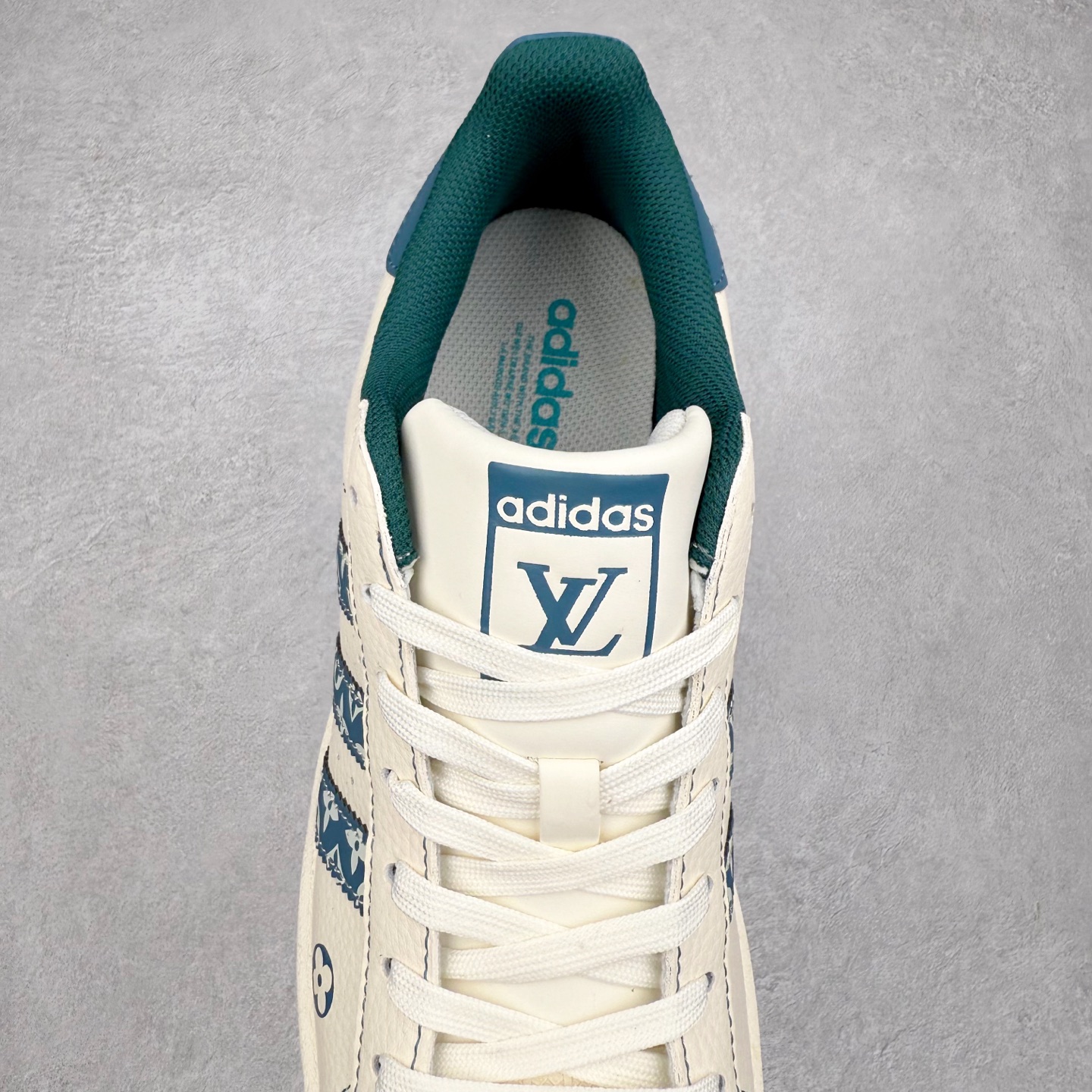 图片[5]-＃C2 AD Originals Superstar 经典复古贝壳头板鞋 DS0004 诞生于1969年 是第一双将全皮面鞋 身与橡胶鞋头结合在一起的低帮篮球鞋 Superstar最开始 是作为高帮篮球鞋Pro Model的低帮版本而出现的 但因为其独特和醒目的橡胶鞋头造型而让大家熟知 被大家形象地称为\\\”shelltoe\\\”贝壳头 在70年代的美国职业篮球场上 接近3/4的NBA球员都将这双Superstar作为场上用鞋 80年代之后 经过不断的改良和发展 Superstar逐渐成为横跨时装、音乐、街头文化、休闲和运动等各大领域的时尚潮鞋 尺码：36 36.5 37 38 38.5 39 40 40.5 41 42 42.5 43 44 44.5 45-选品中心