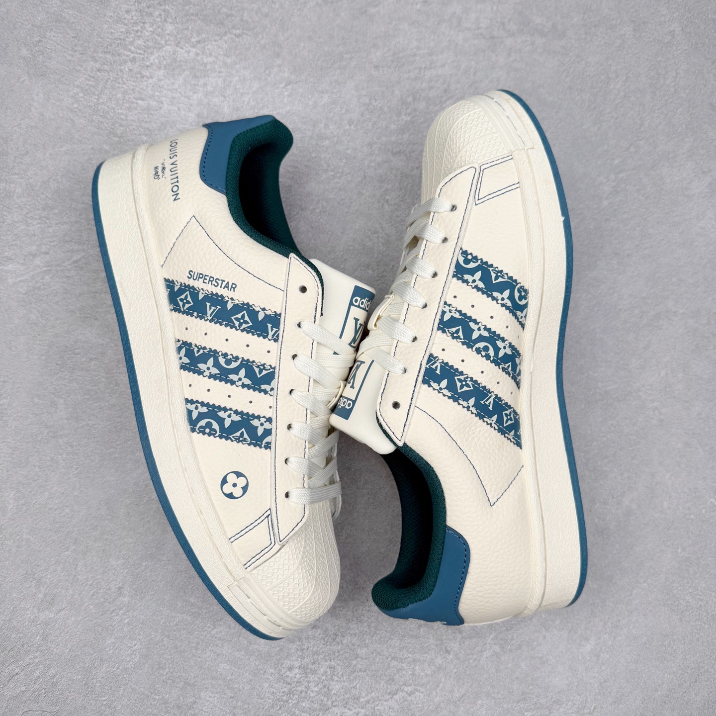 图片[3]-＃C2 AD Originals Superstar 经典复古贝壳头板鞋 DS0004 诞生于1969年 是第一双将全皮面鞋 身与橡胶鞋头结合在一起的低帮篮球鞋 Superstar最开始 是作为高帮篮球鞋Pro Model的低帮版本而出现的 但因为其独特和醒目的橡胶鞋头造型而让大家熟知 被大家形象地称为\\\”shelltoe\\\”贝壳头 在70年代的美国职业篮球场上 接近3/4的NBA球员都将这双Superstar作为场上用鞋 80年代之后 经过不断的改良和发展 Superstar逐渐成为横跨时装、音乐、街头文化、休闲和运动等各大领域的时尚潮鞋 尺码：36 36.5 37 38 38.5 39 40 40.5 41 42 42.5 43 44 44.5 45-选品中心