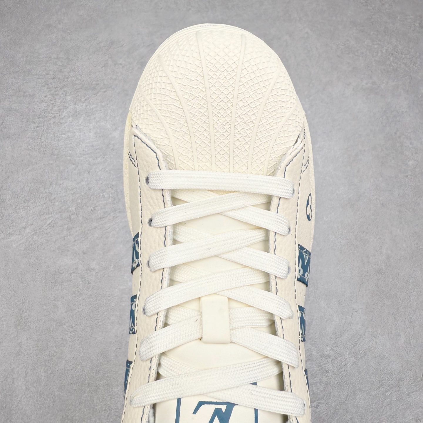 图片[4]-＃C2 AD Originals Superstar 经典复古贝壳头板鞋 DS0004 诞生于1969年 是第一双将全皮面鞋 身与橡胶鞋头结合在一起的低帮篮球鞋 Superstar最开始 是作为高帮篮球鞋Pro Model的低帮版本而出现的 但因为其独特和醒目的橡胶鞋头造型而让大家熟知 被大家形象地称为\\\”shelltoe\\\”贝壳头 在70年代的美国职业篮球场上 接近3/4的NBA球员都将这双Superstar作为场上用鞋 80年代之后 经过不断的改良和发展 Superstar逐渐成为横跨时装、音乐、街头文化、休闲和运动等各大领域的时尚潮鞋 尺码：36 36.5 37 38 38.5 39 40 40.5 41 42 42.5 43 44 44.5 45-选品中心