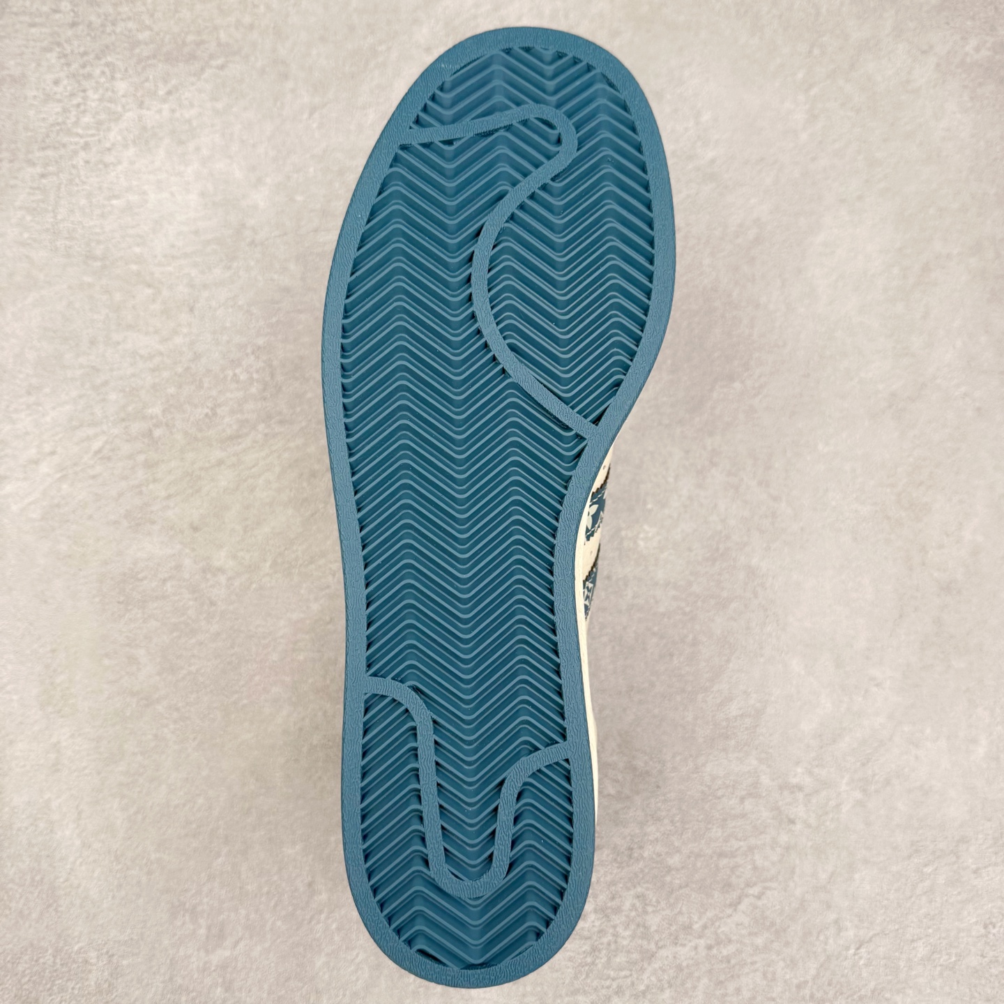 图片[9]-＃C2 AD Originals Superstar 经典复古贝壳头板鞋 DS0004 诞生于1969年 是第一双将全皮面鞋 身与橡胶鞋头结合在一起的低帮篮球鞋 Superstar最开始 是作为高帮篮球鞋Pro Model的低帮版本而出现的 但因为其独特和醒目的橡胶鞋头造型而让大家熟知 被大家形象地称为\\\”shelltoe\\\”贝壳头 在70年代的美国职业篮球场上 接近3/4的NBA球员都将这双Superstar作为场上用鞋 80年代之后 经过不断的改良和发展 Superstar逐渐成为横跨时装、音乐、街头文化、休闲和运动等各大领域的时尚潮鞋 尺码：36 36.5 37 38 38.5 39 40 40.5 41 42 42.5 43 44 44.5 45-选品中心