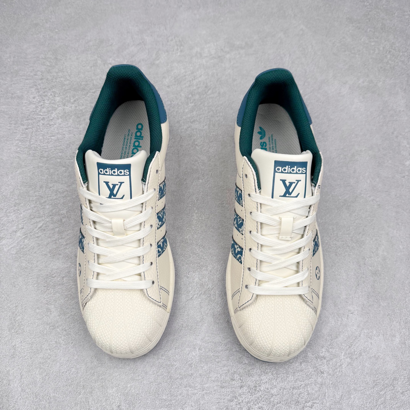 图片[2]-＃C2 AD Originals Superstar 经典复古贝壳头板鞋 DS0004 诞生于1969年 是第一双将全皮面鞋 身与橡胶鞋头结合在一起的低帮篮球鞋 Superstar最开始 是作为高帮篮球鞋Pro Model的低帮版本而出现的 但因为其独特和醒目的橡胶鞋头造型而让大家熟知 被大家形象地称为\\\”shelltoe\\\”贝壳头 在70年代的美国职业篮球场上 接近3/4的NBA球员都将这双Superstar作为场上用鞋 80年代之后 经过不断的改良和发展 Superstar逐渐成为横跨时装、音乐、街头文化、休闲和运动等各大领域的时尚潮鞋 尺码：36 36.5 37 38 38.5 39 40 40.5 41 42 42.5 43 44 44.5 45-选品中心