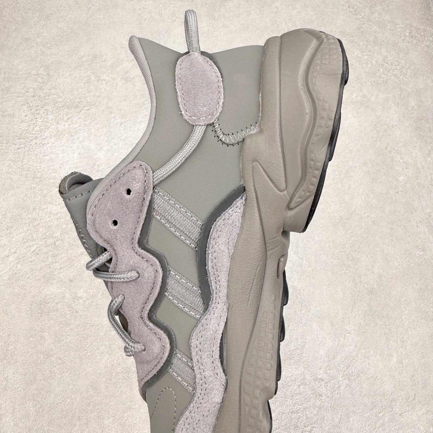 图片[7]-AD Originals OZWEEGO 简版椰子3M反光皮面水管复古老爹鞋 鞋面透气织物与出众皮革相互拼接 营造丰富层次 中底 adiPRENE+ 则提供穿着过程中的优良支撑 进一步提升舒适度 特别之处在于后跟半透明导管加持 个性又独特 最后辅以醒目色调营造强烈视觉反差 不凡的吸睛效果让人过目难忘 尺码：36 36.5 37 38 38.5 39 40 40.5 41 42 42.5 43 44 44.5 45-选品中心