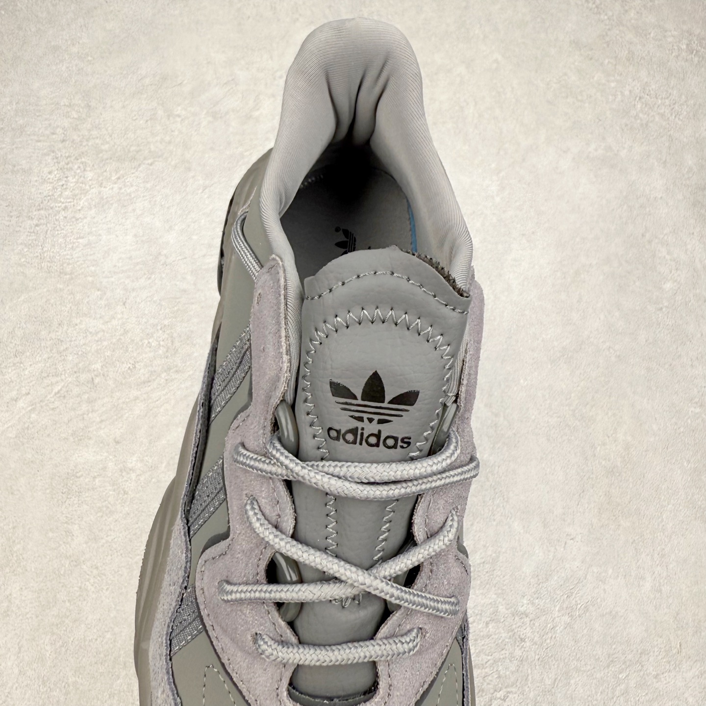 图片[5]-AD Originals OZWEEGO 简版椰子3M反光皮面水管复古老爹鞋 鞋面透气织物与出众皮革相互拼接 营造丰富层次 中底 adiPRENE+ 则提供穿着过程中的优良支撑 进一步提升舒适度 特别之处在于后跟半透明导管加持 个性又独特 最后辅以醒目色调营造强烈视觉反差 不凡的吸睛效果让人过目难忘 尺码：36 36.5 37 38 38.5 39 40 40.5 41 42 42.5 43 44 44.5 45-选品中心