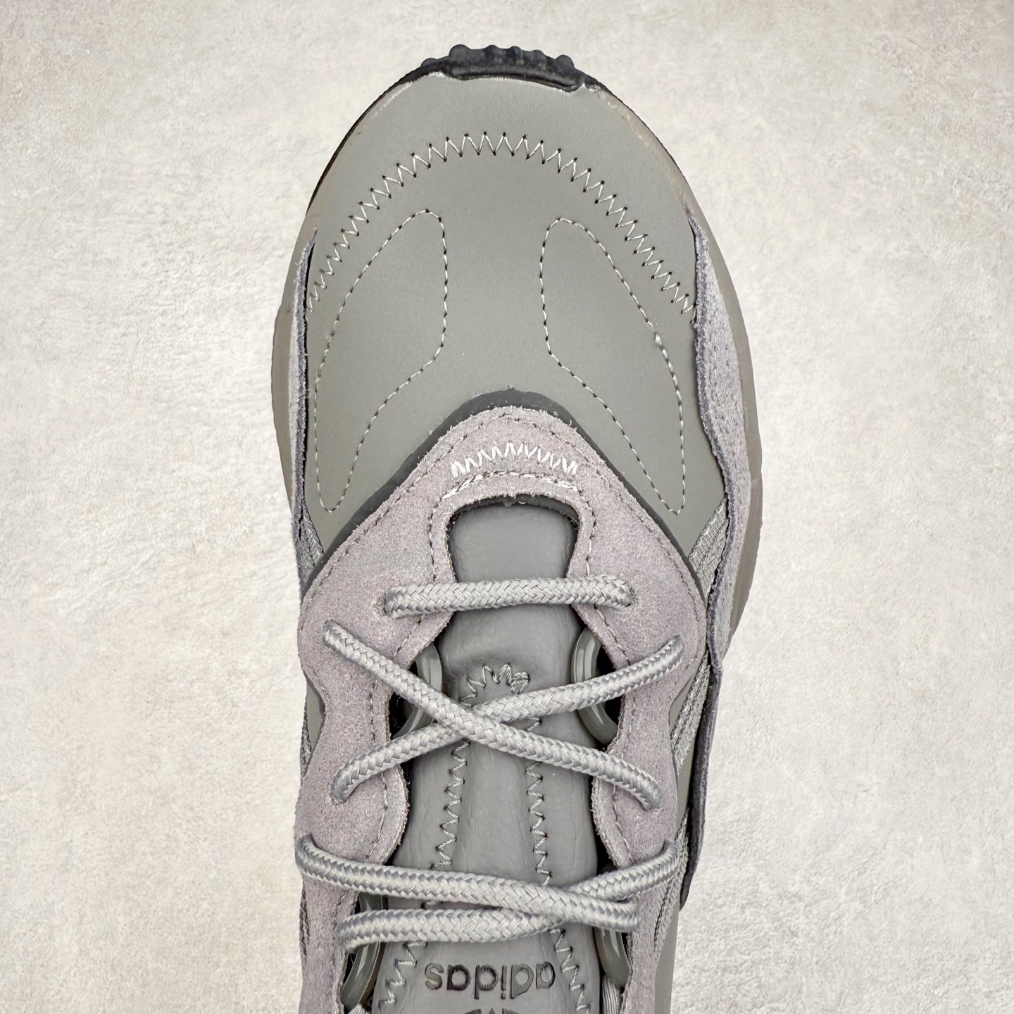 图片[4]-AD Originals OZWEEGO 简版椰子3M反光皮面水管复古老爹鞋 鞋面透气织物与出众皮革相互拼接 营造丰富层次 中底 adiPRENE+ 则提供穿着过程中的优良支撑 进一步提升舒适度 特别之处在于后跟半透明导管加持 个性又独特 最后辅以醒目色调营造强烈视觉反差 不凡的吸睛效果让人过目难忘 尺码：36 36.5 37 38 38.5 39 40 40.5 41 42 42.5 43 44 44.5 45-选品中心