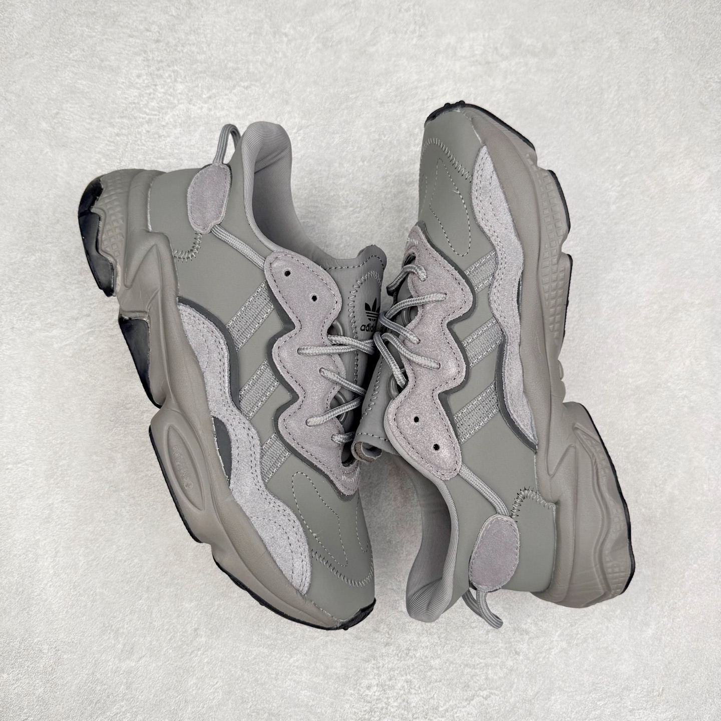 图片[3]-AD Originals OZWEEGO 简版椰子3M反光皮面水管复古老爹鞋 鞋面透气织物与出众皮革相互拼接 营造丰富层次 中底 adiPRENE+ 则提供穿着过程中的优良支撑 进一步提升舒适度 特别之处在于后跟半透明导管加持 个性又独特 最后辅以醒目色调营造强烈视觉反差 不凡的吸睛效果让人过目难忘 尺码：36 36.5 37 38 38.5 39 40 40.5 41 42 42.5 43 44 44.5 45-选品中心