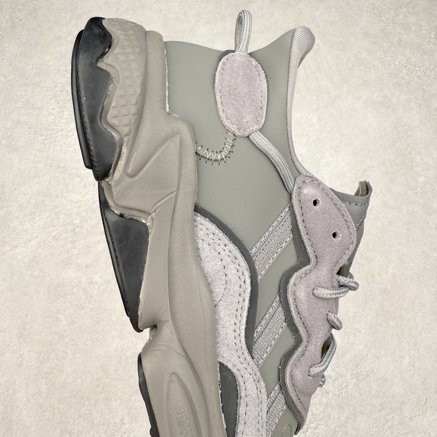 图片[6]-AD Originals OZWEEGO 简版椰子3M反光皮面水管复古老爹鞋 鞋面透气织物与出众皮革相互拼接 营造丰富层次 中底 adiPRENE+ 则提供穿着过程中的优良支撑 进一步提升舒适度 特别之处在于后跟半透明导管加持 个性又独特 最后辅以醒目色调营造强烈视觉反差 不凡的吸睛效果让人过目难忘 尺码：36 36.5 37 38 38.5 39 40 40.5 41 42 42.5 43 44 44.5 45-选品中心