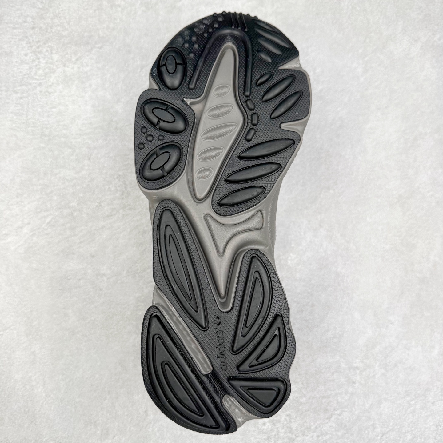 图片[9]-AD Originals OZWEEGO 简版椰子3M反光皮面水管复古老爹鞋 鞋面透气织物与出众皮革相互拼接 营造丰富层次 中底 adiPRENE+ 则提供穿着过程中的优良支撑 进一步提升舒适度 特别之处在于后跟半透明导管加持 个性又独特 最后辅以醒目色调营造强烈视觉反差 不凡的吸睛效果让人过目难忘 尺码：36 36.5 37 38 38.5 39 40 40.5 41 42 42.5 43 44 44.5 45-选品中心