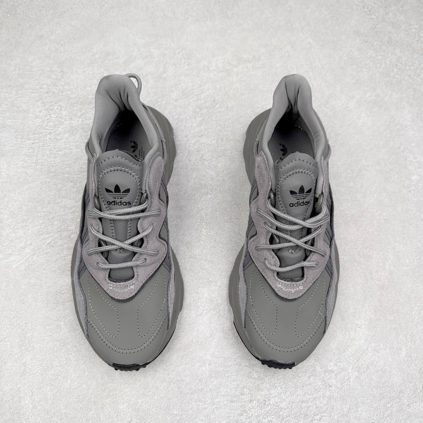 图片[2]-AD Originals OZWEEGO 简版椰子3M反光皮面水管复古老爹鞋 鞋面透气织物与出众皮革相互拼接 营造丰富层次 中底 adiPRENE+ 则提供穿着过程中的优良支撑 进一步提升舒适度 特别之处在于后跟半透明导管加持 个性又独特 最后辅以醒目色调营造强烈视觉反差 不凡的吸睛效果让人过目难忘 尺码：36 36.5 37 38 38.5 39 40 40.5 41 42 42.5 43 44 44.5 45-选品中心