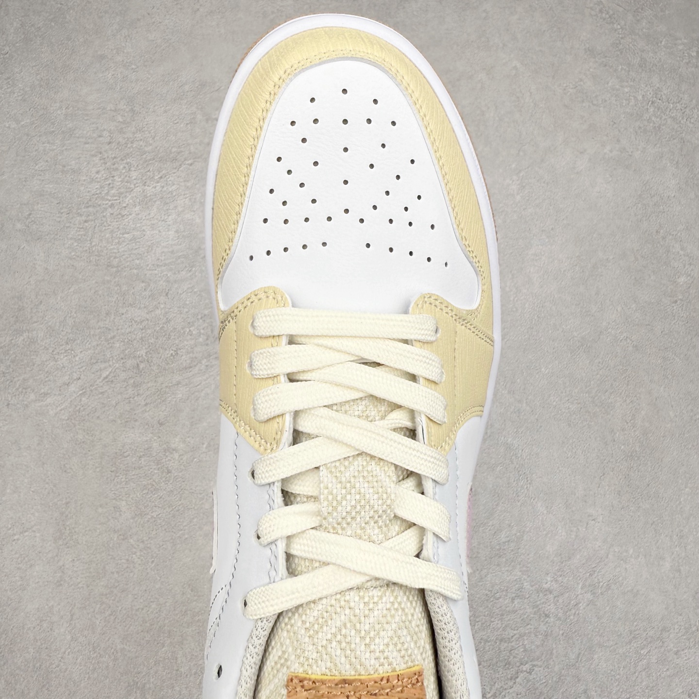 图片[4]-＃K版 Air Jordan AJ1 Low 低帮 仲夏之梦 IB8861-151 全新流水线出品 DT版本唯一平替选择 市场第二梯队最强版 全部原鞋开发 原楦原纸板开发 全鞋电脑针车 原厂内置全掌气垫 原盒内在原标 唯一Zp原版鞋带绑法 免检产品 全新2022版型 全头层皮料 完美零毛边处理 原厂配置全掌气垫 价格定位良心 几十个配色陆续出货 实拍调校N版已经零色差零失真 百分百还原实物色彩所见即所得 不存在货不对板色差等低级问题 选购参考实物拍摄 不混卖不参货 只用心做好货严格选品 承诺混一赔十 尺码：36 36.5 37.5 38 38.5 39 40 40.5 41 42 42.5 43 44 44.5 45-选品中心