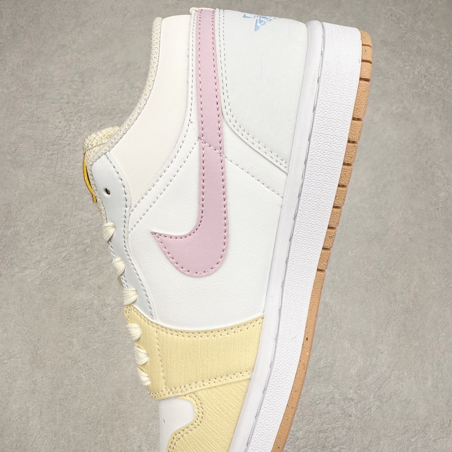 图片[7]-＃K版 Air Jordan AJ1 Low 低帮 仲夏之梦 IB8861-151 全新流水线出品 DT版本唯一平替选择 市场第二梯队最强版 全部原鞋开发 原楦原纸板开发 全鞋电脑针车 原厂内置全掌气垫 原盒内在原标 唯一Zp原版鞋带绑法 免检产品 全新2022版型 全头层皮料 完美零毛边处理 原厂配置全掌气垫 价格定位良心 几十个配色陆续出货 实拍调校N版已经零色差零失真 百分百还原实物色彩所见即所得 不存在货不对板色差等低级问题 选购参考实物拍摄 不混卖不参货 只用心做好货严格选品 承诺混一赔十 尺码：36 36.5 37.5 38 38.5 39 40 40.5 41 42 42.5 43 44 44.5 45-选品中心