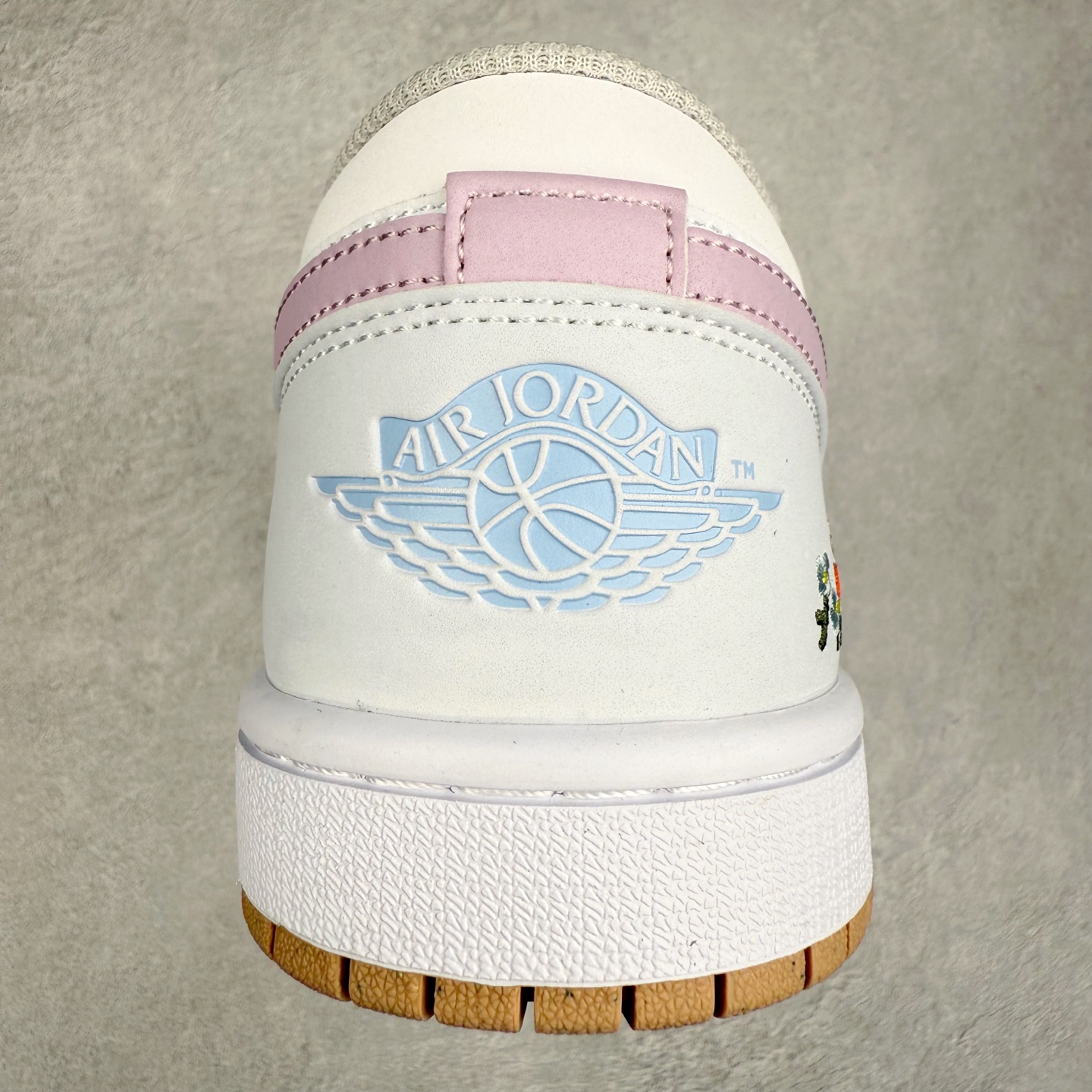 图片[8]-＃K版 Air Jordan AJ1 Low 低帮 仲夏之梦 IB8861-151 全新流水线出品 DT版本唯一平替选择 市场第二梯队最强版 全部原鞋开发 原楦原纸板开发 全鞋电脑针车 原厂内置全掌气垫 原盒内在原标 唯一Zp原版鞋带绑法 免检产品 全新2022版型 全头层皮料 完美零毛边处理 原厂配置全掌气垫 价格定位良心 几十个配色陆续出货 实拍调校N版已经零色差零失真 百分百还原实物色彩所见即所得 不存在货不对板色差等低级问题 选购参考实物拍摄 不混卖不参货 只用心做好货严格选品 承诺混一赔十 尺码：36 36.5 37.5 38 38.5 39 40 40.5 41 42 42.5 43 44 44.5 45-选品中心