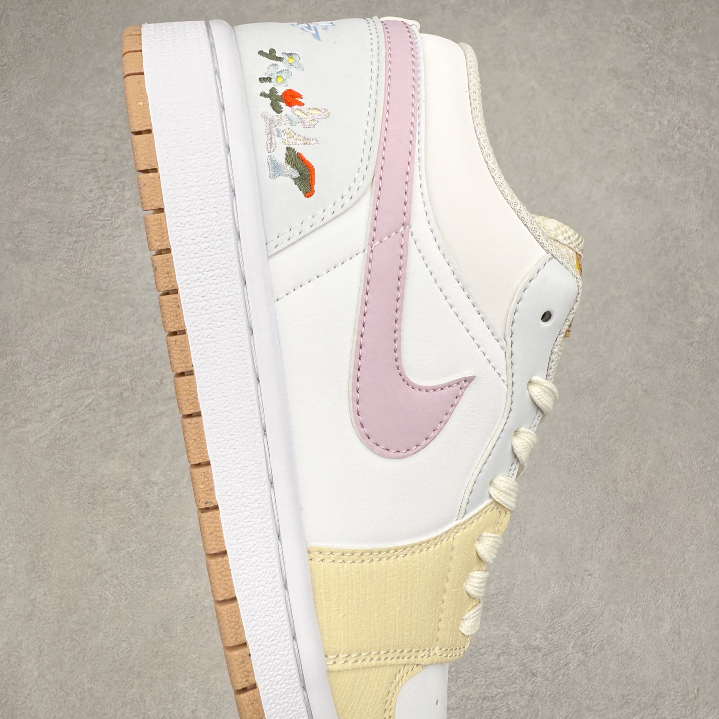 图片[6]-＃K版 Air Jordan AJ1 Low 低帮 仲夏之梦 IB8861-151 全新流水线出品 DT版本唯一平替选择 市场第二梯队最强版 全部原鞋开发 原楦原纸板开发 全鞋电脑针车 原厂内置全掌气垫 原盒内在原标 唯一Zp原版鞋带绑法 免检产品 全新2022版型 全头层皮料 完美零毛边处理 原厂配置全掌气垫 价格定位良心 几十个配色陆续出货 实拍调校N版已经零色差零失真 百分百还原实物色彩所见即所得 不存在货不对板色差等低级问题 选购参考实物拍摄 不混卖不参货 只用心做好货严格选品 承诺混一赔十 尺码：36 36.5 37.5 38 38.5 39 40 40.5 41 42 42.5 43 44 44.5 45-选品中心