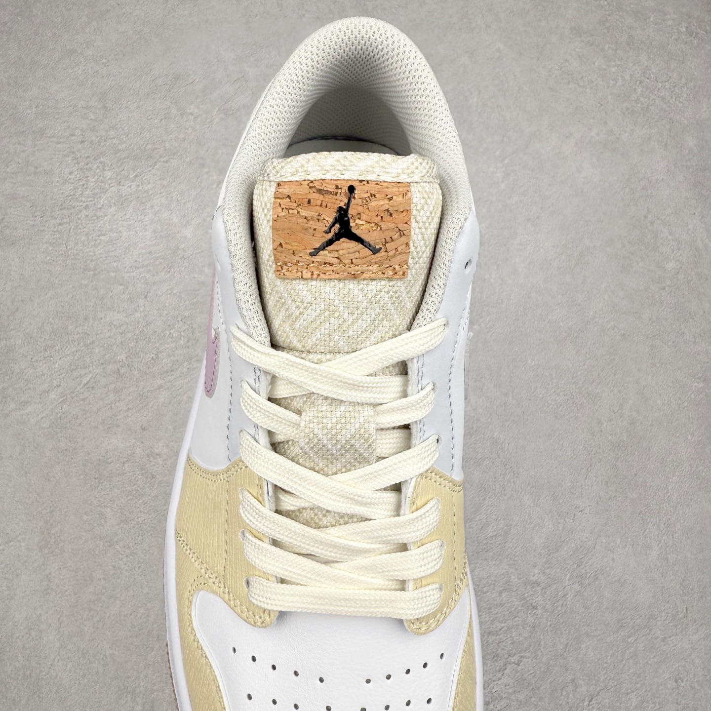 图片[5]-＃K版 Air Jordan AJ1 Low 低帮 仲夏之梦 IB8861-151 全新流水线出品 DT版本唯一平替选择 市场第二梯队最强版 全部原鞋开发 原楦原纸板开发 全鞋电脑针车 原厂内置全掌气垫 原盒内在原标 唯一Zp原版鞋带绑法 免检产品 全新2022版型 全头层皮料 完美零毛边处理 原厂配置全掌气垫 价格定位良心 几十个配色陆续出货 实拍调校N版已经零色差零失真 百分百还原实物色彩所见即所得 不存在货不对板色差等低级问题 选购参考实物拍摄 不混卖不参货 只用心做好货严格选品 承诺混一赔十 尺码：36 36.5 37.5 38 38.5 39 40 40.5 41 42 42.5 43 44 44.5 45-选品中心