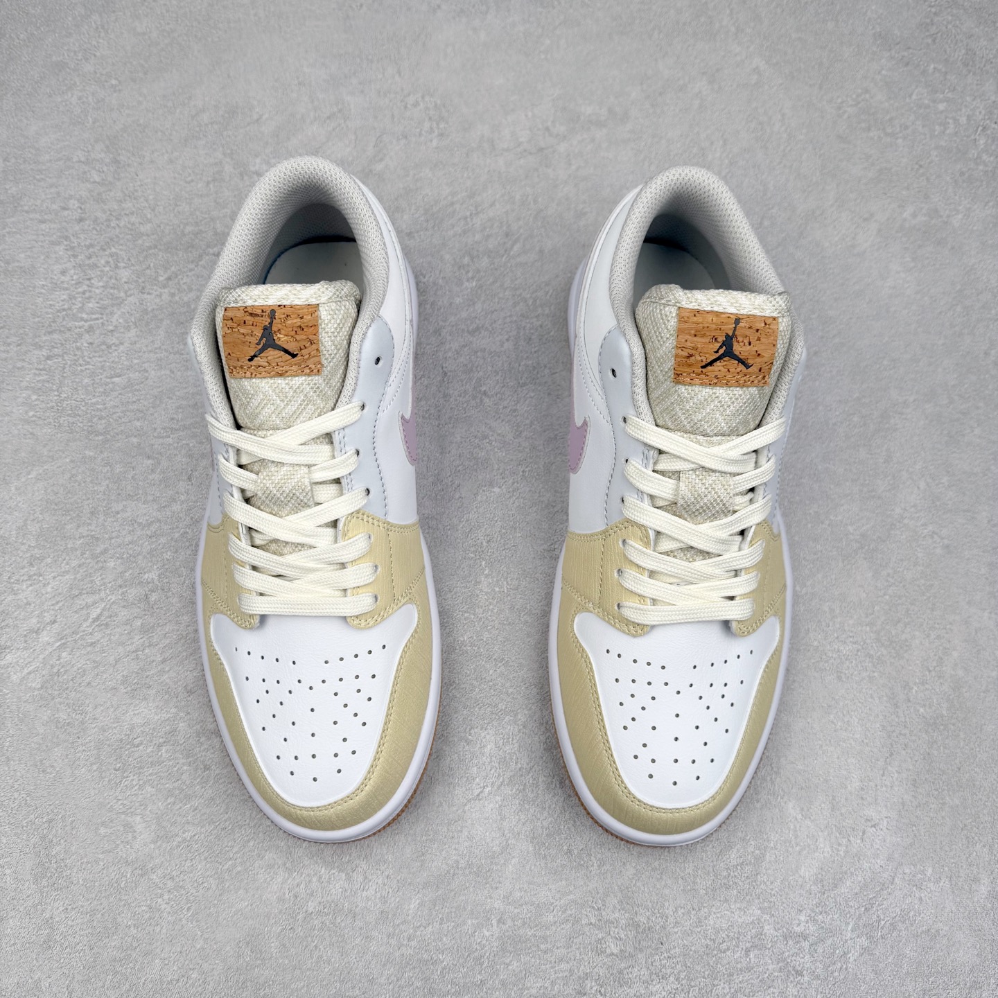 图片[2]-＃K版 Air Jordan AJ1 Low 低帮 仲夏之梦 IB8861-151 全新流水线出品 DT版本唯一平替选择 市场第二梯队最强版 全部原鞋开发 原楦原纸板开发 全鞋电脑针车 原厂内置全掌气垫 原盒内在原标 唯一Zp原版鞋带绑法 免检产品 全新2022版型 全头层皮料 完美零毛边处理 原厂配置全掌气垫 价格定位良心 几十个配色陆续出货 实拍调校N版已经零色差零失真 百分百还原实物色彩所见即所得 不存在货不对板色差等低级问题 选购参考实物拍摄 不混卖不参货 只用心做好货严格选品 承诺混一赔十 尺码：36 36.5 37.5 38 38.5 39 40 40.5 41 42 42.5 43 44 44.5 45-选品中心