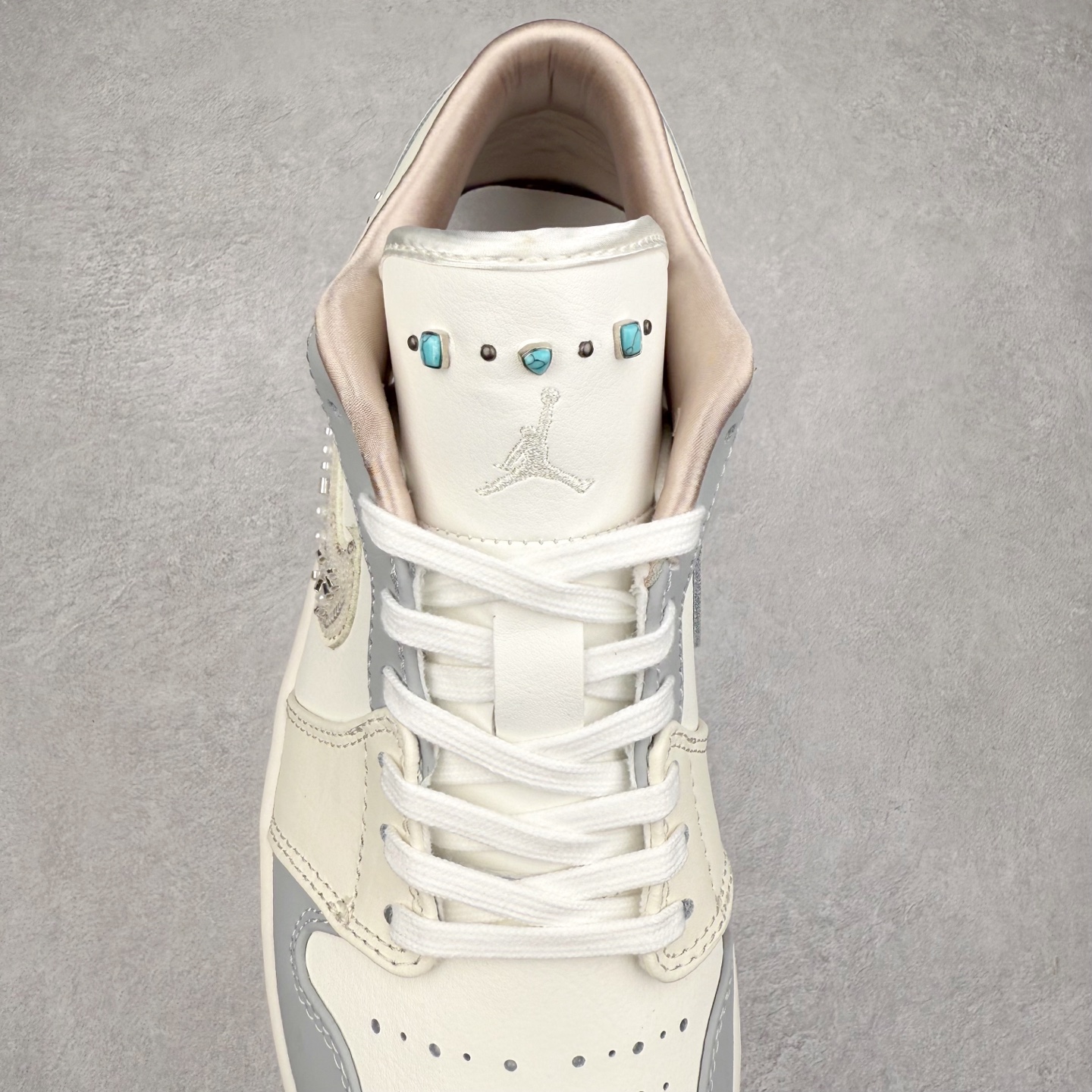 图片[5]-＃DT纯原 Air Jordan AJ1 Low 低帮 雾霾珍珠米白蓝 IH7323-100 终端优势供应 市面中低帮最具代表性版本没有之一 口碑大厂出品 品控大底版型不断改良更新 全套原纸板楦头开发 确保原汁原味 完美呈现版型 完美零毛边处理 原厂内置全掌气垫 价格定位良心 平台专用代工流水线出品 一眼公司既视感 拿到手的一瞬间就与众不同 碾压市面所有版本 全部原鞋开发 每一个配色都会采购原鞋确认细节 打破市面看图做货无好货之说 尺码：35.5 36 36.5 37.5 38 38.5 39 40 40.5 41 42 42.5 43 44 44.5 45 46-选品中心