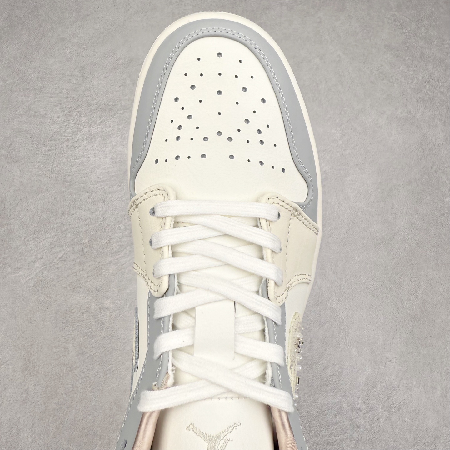 图片[4]-＃DT纯原 Air Jordan AJ1 Low 低帮 雾霾珍珠米白蓝 IH7323-100 终端优势供应 市面中低帮最具代表性版本没有之一 口碑大厂出品 品控大底版型不断改良更新 全套原纸板楦头开发 确保原汁原味 完美呈现版型 完美零毛边处理 原厂内置全掌气垫 价格定位良心 平台专用代工流水线出品 一眼公司既视感 拿到手的一瞬间就与众不同 碾压市面所有版本 全部原鞋开发 每一个配色都会采购原鞋确认细节 打破市面看图做货无好货之说 尺码：35.5 36 36.5 37.5 38 38.5 39 40 40.5 41 42 42.5 43 44 44.5 45 46-选品中心