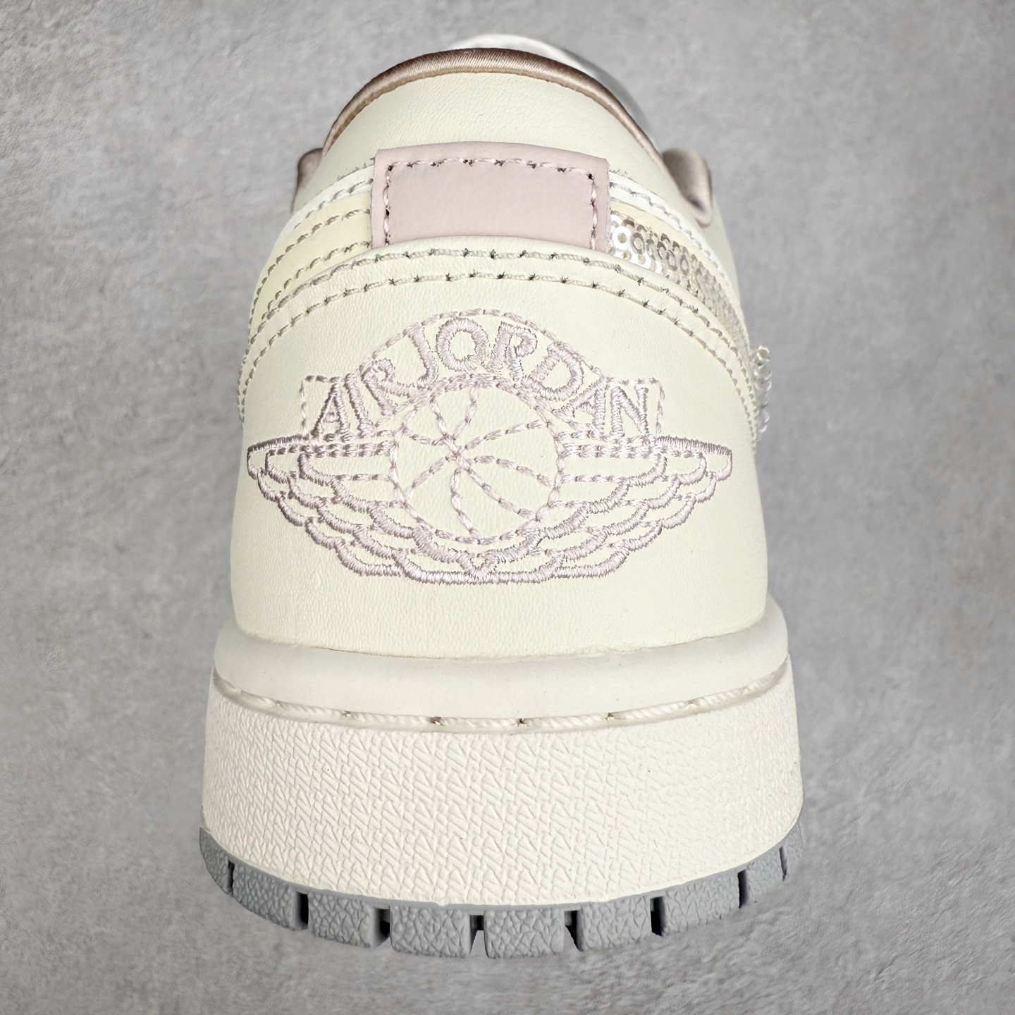 图片[8]-＃DT纯原 Air Jordan AJ1 Low 低帮 雾霾珍珠米白蓝 IH7323-100 终端优势供应 市面中低帮最具代表性版本没有之一 口碑大厂出品 品控大底版型不断改良更新 全套原纸板楦头开发 确保原汁原味 完美呈现版型 完美零毛边处理 原厂内置全掌气垫 价格定位良心 平台专用代工流水线出品 一眼公司既视感 拿到手的一瞬间就与众不同 碾压市面所有版本 全部原鞋开发 每一个配色都会采购原鞋确认细节 打破市面看图做货无好货之说 尺码：35.5 36 36.5 37.5 38 38.5 39 40 40.5 41 42 42.5 43 44 44.5 45 46-选品中心