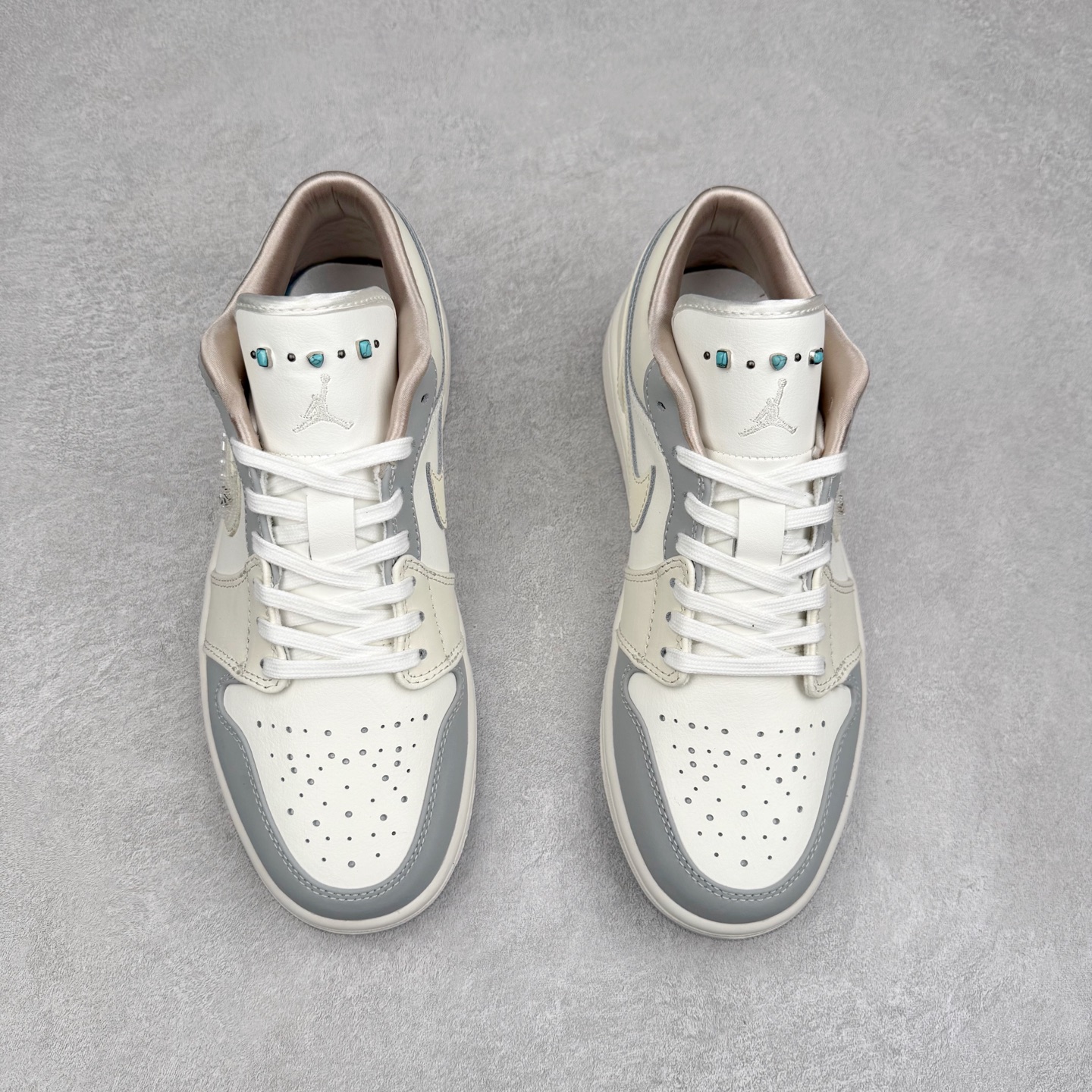 图片[2]-＃DT纯原 Air Jordan AJ1 Low 低帮 雾霾珍珠米白蓝 IH7323-100 终端优势供应 市面中低帮最具代表性版本没有之一 口碑大厂出品 品控大底版型不断改良更新 全套原纸板楦头开发 确保原汁原味 完美呈现版型 完美零毛边处理 原厂内置全掌气垫 价格定位良心 平台专用代工流水线出品 一眼公司既视感 拿到手的一瞬间就与众不同 碾压市面所有版本 全部原鞋开发 每一个配色都会采购原鞋确认细节 打破市面看图做货无好货之说 尺码：35.5 36 36.5 37.5 38 38.5 39 40 40.5 41 42 42.5 43 44 44.5 45 46-选品中心