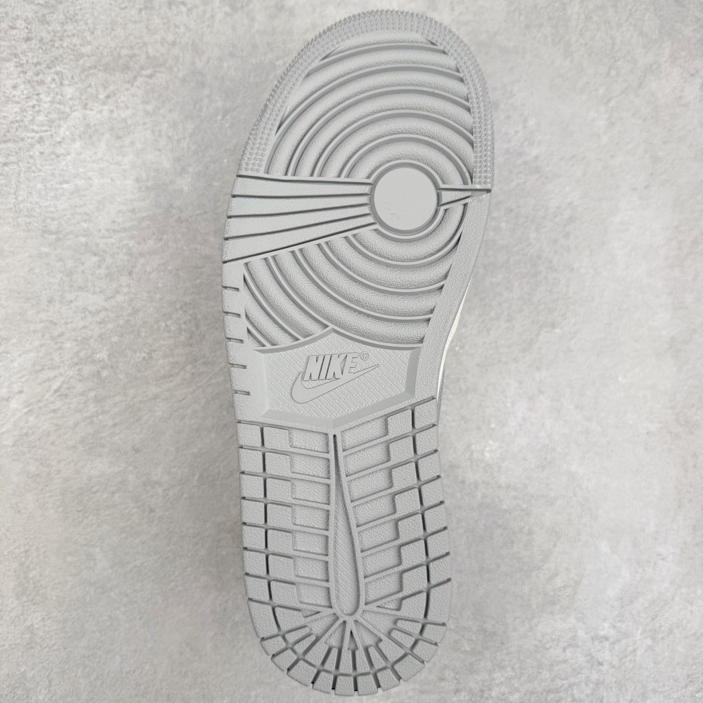 图片[9]-＃DT纯原 Air Jordan AJ1 Low 低帮 雾霾珍珠米白蓝 IH7323-100 终端优势供应 市面中低帮最具代表性版本没有之一 口碑大厂出品 品控大底版型不断改良更新 全套原纸板楦头开发 确保原汁原味 完美呈现版型 完美零毛边处理 原厂内置全掌气垫 价格定位良心 平台专用代工流水线出品 一眼公司既视感 拿到手的一瞬间就与众不同 碾压市面所有版本 全部原鞋开发 每一个配色都会采购原鞋确认细节 打破市面看图做货无好货之说 尺码：35.5 36 36.5 37.5 38 38.5 39 40 40.5 41 42 42.5 43 44 44.5 45 46-选品中心