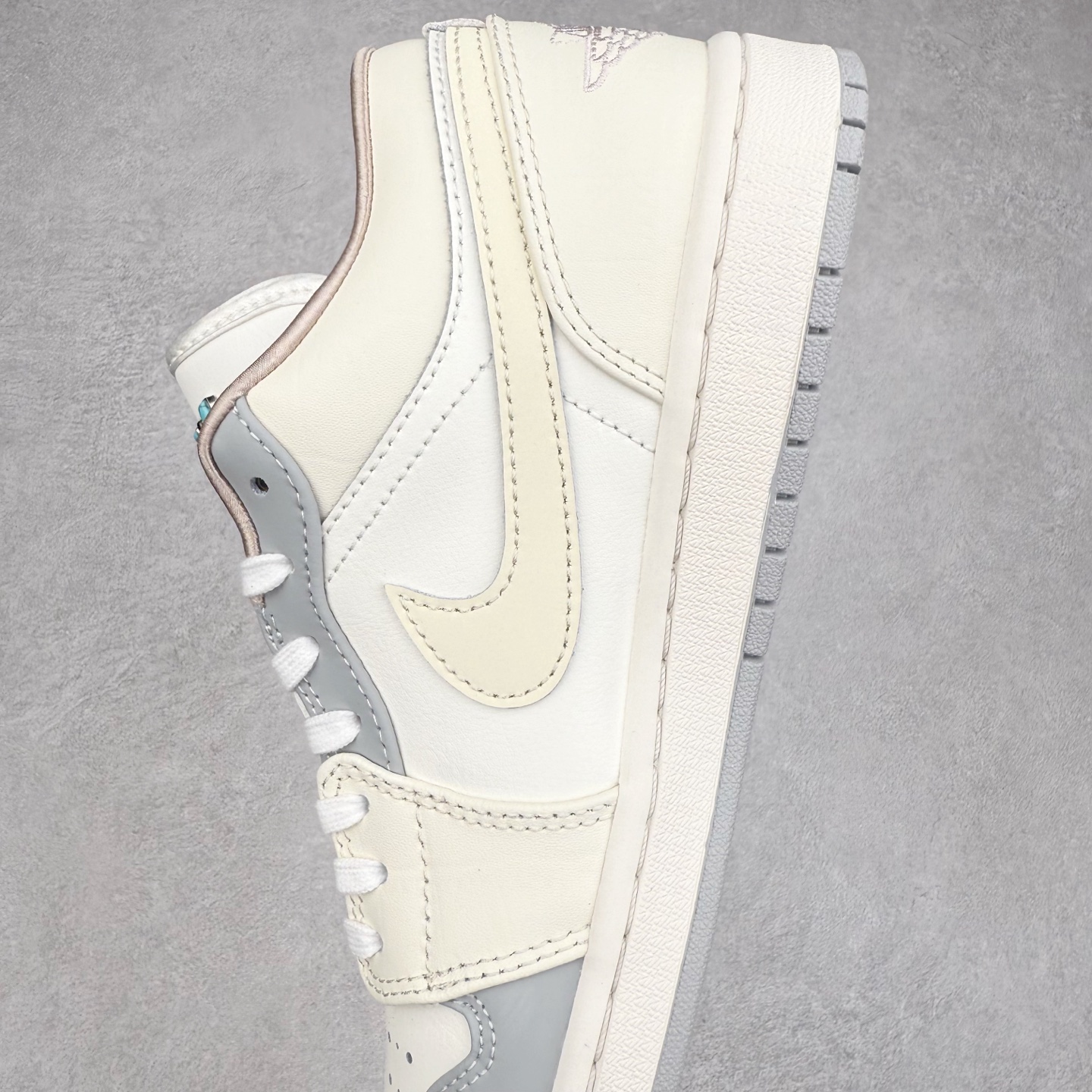 图片[7]-＃DT纯原 Air Jordan AJ1 Low 低帮 雾霾珍珠米白蓝 IH7323-100 终端优势供应 市面中低帮最具代表性版本没有之一 口碑大厂出品 品控大底版型不断改良更新 全套原纸板楦头开发 确保原汁原味 完美呈现版型 完美零毛边处理 原厂内置全掌气垫 价格定位良心 平台专用代工流水线出品 一眼公司既视感 拿到手的一瞬间就与众不同 碾压市面所有版本 全部原鞋开发 每一个配色都会采购原鞋确认细节 打破市面看图做货无好货之说 尺码：35.5 36 36.5 37.5 38 38.5 39 40 40.5 41 42 42.5 43 44 44.5 45 46-选品中心