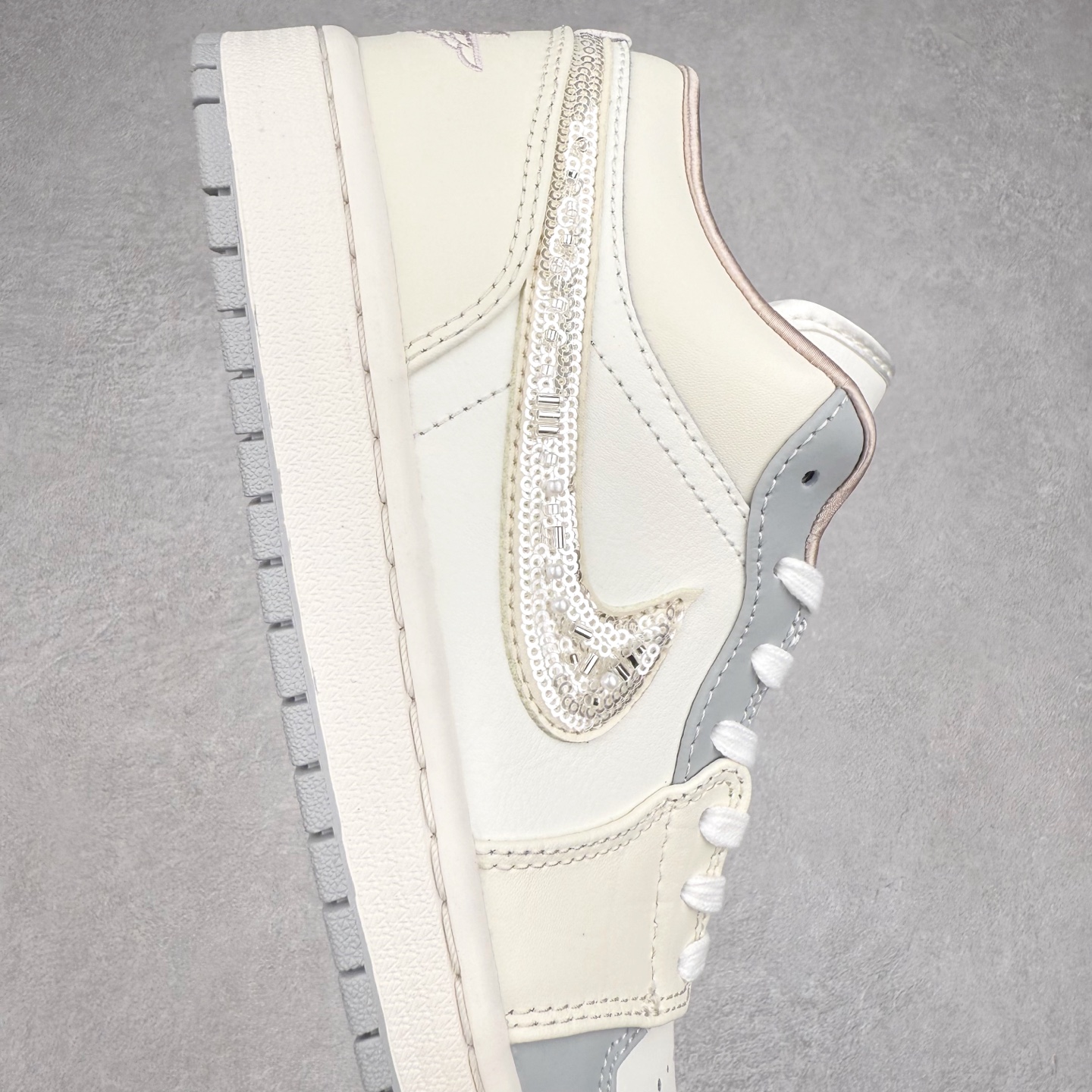 图片[6]-＃DT纯原 Air Jordan AJ1 Low 低帮 雾霾珍珠米白蓝 IH7323-100 终端优势供应 市面中低帮最具代表性版本没有之一 口碑大厂出品 品控大底版型不断改良更新 全套原纸板楦头开发 确保原汁原味 完美呈现版型 完美零毛边处理 原厂内置全掌气垫 价格定位良心 平台专用代工流水线出品 一眼公司既视感 拿到手的一瞬间就与众不同 碾压市面所有版本 全部原鞋开发 每一个配色都会采购原鞋确认细节 打破市面看图做货无好货之说 尺码：35.5 36 36.5 37.5 38 38.5 39 40 40.5 41 42 42.5 43 44 44.5 45 46-选品中心