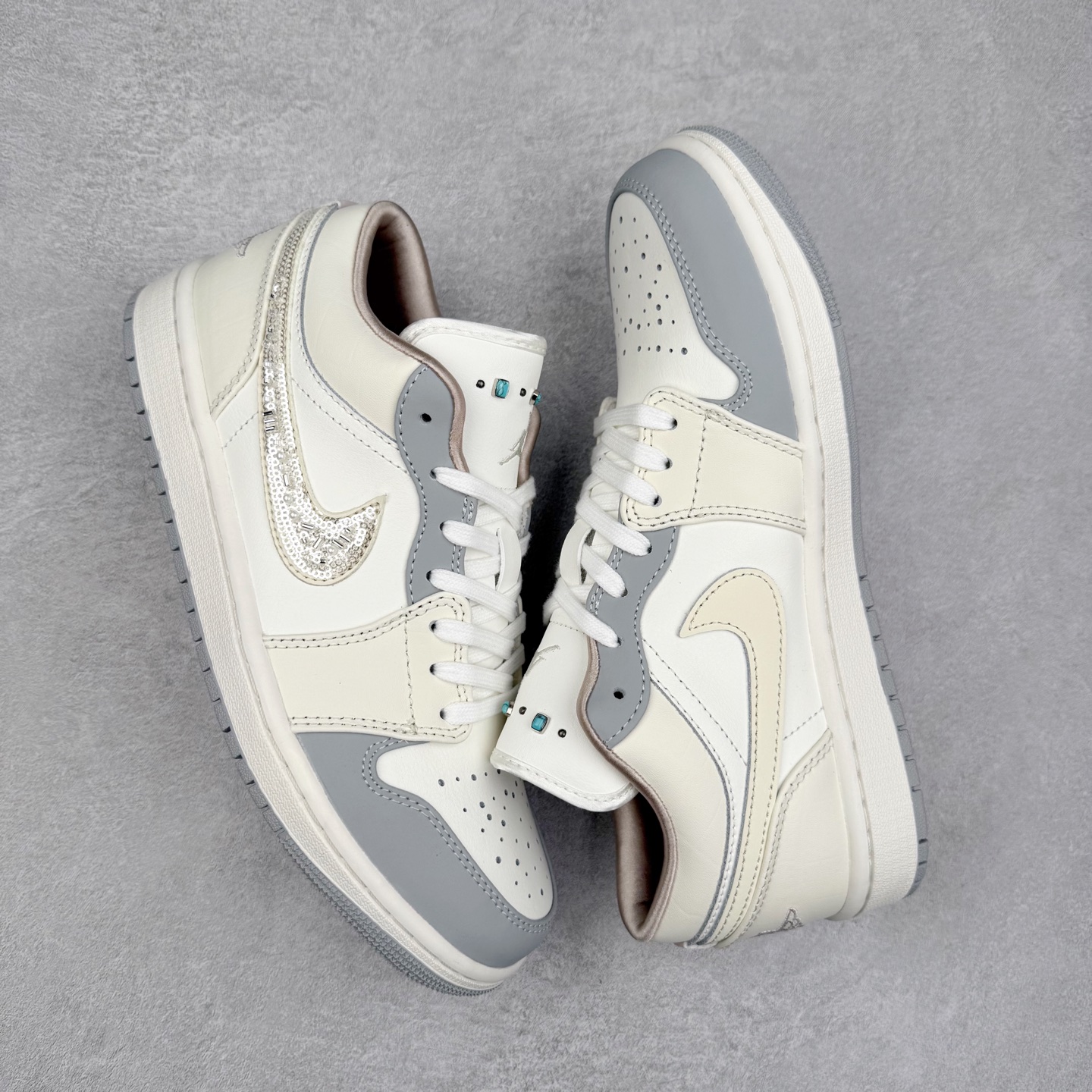 图片[3]-＃DT纯原 Air Jordan AJ1 Low 低帮 雾霾珍珠米白蓝 IH7323-100 终端优势供应 市面中低帮最具代表性版本没有之一 口碑大厂出品 品控大底版型不断改良更新 全套原纸板楦头开发 确保原汁原味 完美呈现版型 完美零毛边处理 原厂内置全掌气垫 价格定位良心 平台专用代工流水线出品 一眼公司既视感 拿到手的一瞬间就与众不同 碾压市面所有版本 全部原鞋开发 每一个配色都会采购原鞋确认细节 打破市面看图做货无好货之说 尺码：35.5 36 36.5 37.5 38 38.5 39 40 40.5 41 42 42.5 43 44 44.5 45 46-选品中心