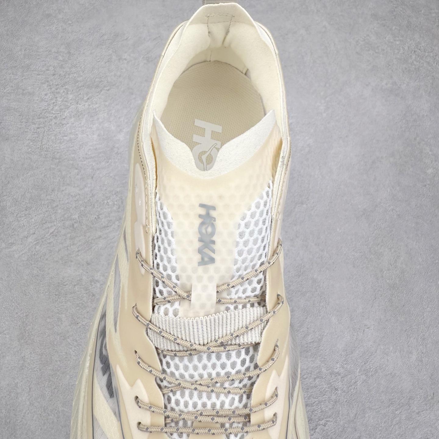 图片[5]-＃特价福利 Satisfy x HOKA ONE ONE 百搭简约防滑耐磨低帮跑步鞋 联名配色 球鞋继承了HOKA的经典越野鞋型MAFATE SPEED 4的设计，更在此基础上进行了创新和提升，使得它既适合户外越野跑，又充满了时尚潮流的元素。它的半透明鞋面设计，不仅让鞋身看起来更加轻便，而且提供了良好的透气性。而保护性的防撕裂尼龙面料，则确保了在复杂地形中的耐用性。这样的设计，让人在享受奔跑的同时，也能感受到鞋底带来的舒适。双层ProFly™中底的使用，是这款鞋的另一个亮点。这种中底材质，提供了卓越的缓震性能，无论是在崎岖的山路上，还是在平坦的道路上，都能给跑者带来稳定的支撑。而VIBRAM MEGAGRIP®及LITEBASE®大底的搭载，更是让这款鞋在保持高抓地力的同时，减轻了鞋底的重量，使得每一步跑动都轻盈如飞。尺码：36 36.5 37.5 38 38.5 39 40 40.5 41 42 42.5 43 44 45-选品中心