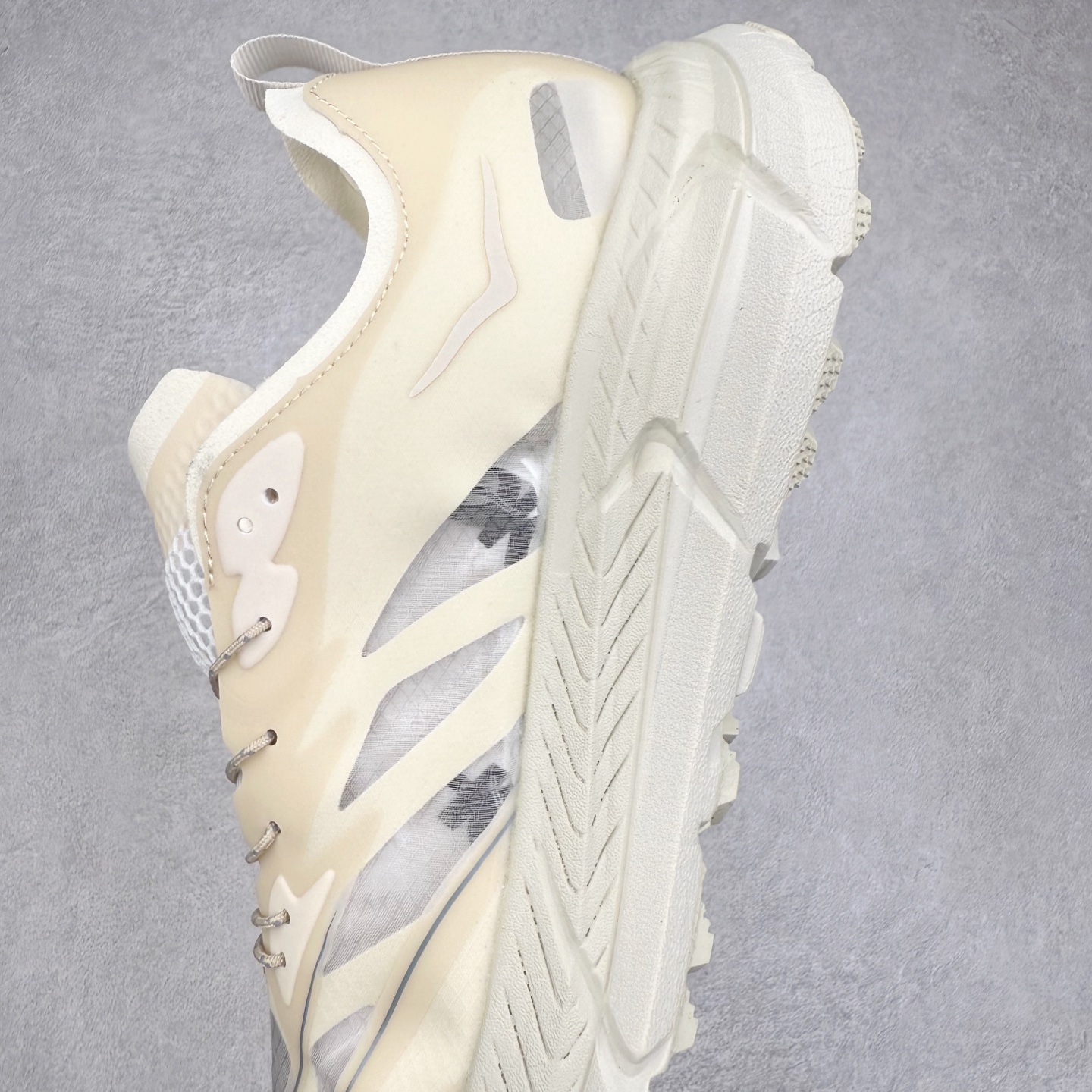 图片[7]-＃特价福利 Satisfy x HOKA ONE ONE 百搭简约防滑耐磨低帮跑步鞋 联名配色 球鞋继承了HOKA的经典越野鞋型MAFATE SPEED 4的设计，更在此基础上进行了创新和提升，使得它既适合户外越野跑，又充满了时尚潮流的元素。它的半透明鞋面设计，不仅让鞋身看起来更加轻便，而且提供了良好的透气性。而保护性的防撕裂尼龙面料，则确保了在复杂地形中的耐用性。这样的设计，让人在享受奔跑的同时，也能感受到鞋底带来的舒适。双层ProFly™中底的使用，是这款鞋的另一个亮点。这种中底材质，提供了卓越的缓震性能，无论是在崎岖的山路上，还是在平坦的道路上，都能给跑者带来稳定的支撑。而VIBRAM MEGAGRIP®及LITEBASE®大底的搭载，更是让这款鞋在保持高抓地力的同时，减轻了鞋底的重量，使得每一步跑动都轻盈如飞。尺码：36 36.5 37.5 38 38.5 39 40 40.5 41 42 42.5 43 44 45-选品中心