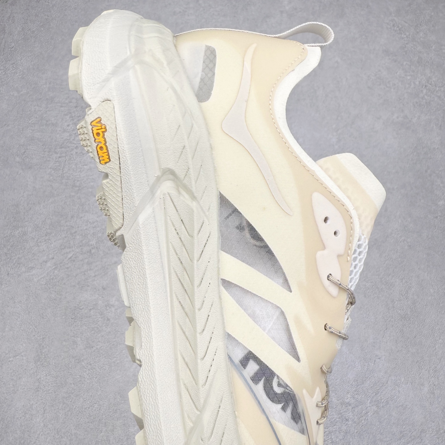 图片[6]-＃特价福利 Satisfy x HOKA ONE ONE 百搭简约防滑耐磨低帮跑步鞋 联名配色 球鞋继承了HOKA的经典越野鞋型MAFATE SPEED 4的设计，更在此基础上进行了创新和提升，使得它既适合户外越野跑，又充满了时尚潮流的元素。它的半透明鞋面设计，不仅让鞋身看起来更加轻便，而且提供了良好的透气性。而保护性的防撕裂尼龙面料，则确保了在复杂地形中的耐用性。这样的设计，让人在享受奔跑的同时，也能感受到鞋底带来的舒适。双层ProFly™中底的使用，是这款鞋的另一个亮点。这种中底材质，提供了卓越的缓震性能，无论是在崎岖的山路上，还是在平坦的道路上，都能给跑者带来稳定的支撑。而VIBRAM MEGAGRIP®及LITEBASE®大底的搭载，更是让这款鞋在保持高抓地力的同时，减轻了鞋底的重量，使得每一步跑动都轻盈如飞。尺码：36 36.5 37.5 38 38.5 39 40 40.5 41 42 42.5 43 44 45-选品中心