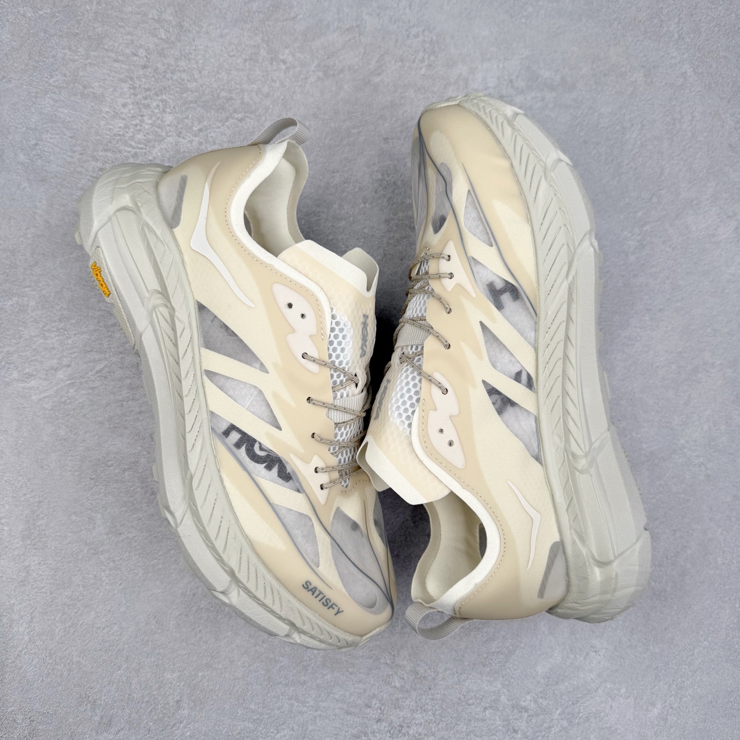 图片[3]-＃特价福利 Satisfy x HOKA ONE ONE 百搭简约防滑耐磨低帮跑步鞋 联名配色 球鞋继承了HOKA的经典越野鞋型MAFATE SPEED 4的设计，更在此基础上进行了创新和提升，使得它既适合户外越野跑，又充满了时尚潮流的元素。它的半透明鞋面设计，不仅让鞋身看起来更加轻便，而且提供了良好的透气性。而保护性的防撕裂尼龙面料，则确保了在复杂地形中的耐用性。这样的设计，让人在享受奔跑的同时，也能感受到鞋底带来的舒适。双层ProFly™中底的使用，是这款鞋的另一个亮点。这种中底材质，提供了卓越的缓震性能，无论是在崎岖的山路上，还是在平坦的道路上，都能给跑者带来稳定的支撑。而VIBRAM MEGAGRIP®及LITEBASE®大底的搭载，更是让这款鞋在保持高抓地力的同时，减轻了鞋底的重量，使得每一步跑动都轻盈如飞。尺码：36 36.5 37.5 38 38.5 39 40 40.5 41 42 42.5 43 44 45-选品中心