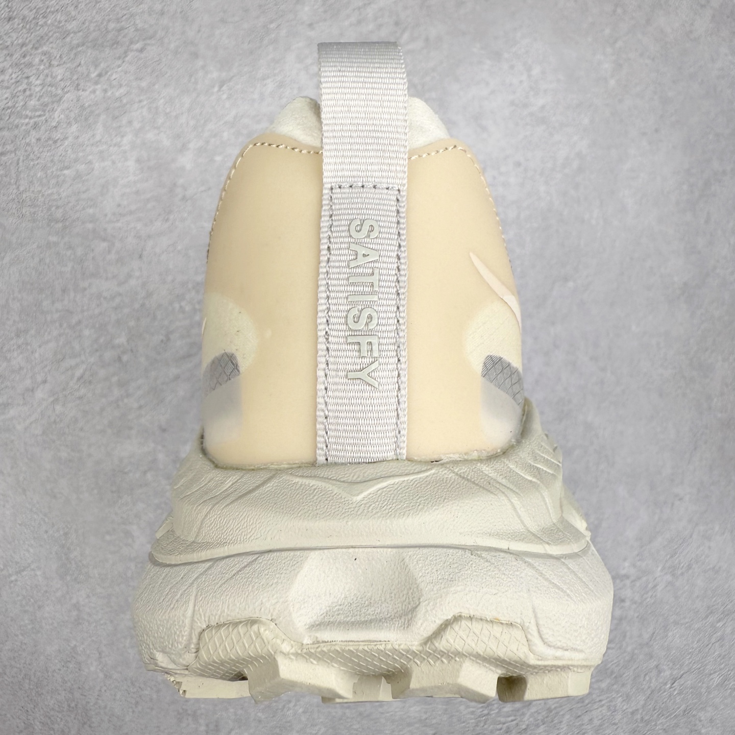 图片[8]-＃特价福利 Satisfy x HOKA ONE ONE 百搭简约防滑耐磨低帮跑步鞋 联名配色 球鞋继承了HOKA的经典越野鞋型MAFATE SPEED 4的设计，更在此基础上进行了创新和提升，使得它既适合户外越野跑，又充满了时尚潮流的元素。它的半透明鞋面设计，不仅让鞋身看起来更加轻便，而且提供了良好的透气性。而保护性的防撕裂尼龙面料，则确保了在复杂地形中的耐用性。这样的设计，让人在享受奔跑的同时，也能感受到鞋底带来的舒适。双层ProFly™中底的使用，是这款鞋的另一个亮点。这种中底材质，提供了卓越的缓震性能，无论是在崎岖的山路上，还是在平坦的道路上，都能给跑者带来稳定的支撑。而VIBRAM MEGAGRIP®及LITEBASE®大底的搭载，更是让这款鞋在保持高抓地力的同时，减轻了鞋底的重量，使得每一步跑动都轻盈如飞。尺码：36 36.5 37.5 38 38.5 39 40 40.5 41 42 42.5 43 44 45-选品中心