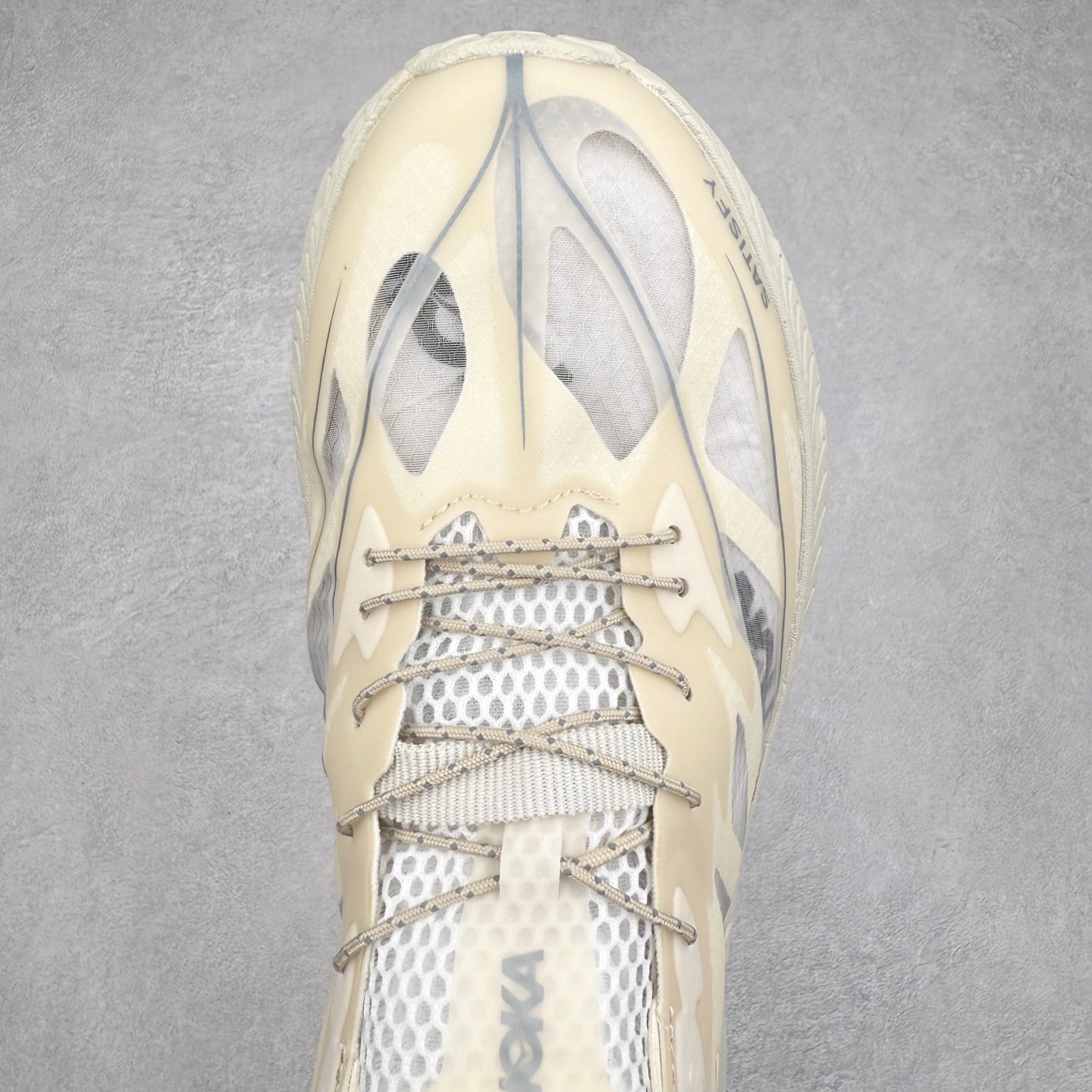 图片[4]-＃特价福利 Satisfy x HOKA ONE ONE 百搭简约防滑耐磨低帮跑步鞋 联名配色 球鞋继承了HOKA的经典越野鞋型MAFATE SPEED 4的设计，更在此基础上进行了创新和提升，使得它既适合户外越野跑，又充满了时尚潮流的元素。它的半透明鞋面设计，不仅让鞋身看起来更加轻便，而且提供了良好的透气性。而保护性的防撕裂尼龙面料，则确保了在复杂地形中的耐用性。这样的设计，让人在享受奔跑的同时，也能感受到鞋底带来的舒适。双层ProFly™中底的使用，是这款鞋的另一个亮点。这种中底材质，提供了卓越的缓震性能，无论是在崎岖的山路上，还是在平坦的道路上，都能给跑者带来稳定的支撑。而VIBRAM MEGAGRIP®及LITEBASE®大底的搭载，更是让这款鞋在保持高抓地力的同时，减轻了鞋底的重量，使得每一步跑动都轻盈如飞。尺码：36 36.5 37.5 38 38.5 39 40 40.5 41 42 42.5 43 44 45-选品中心