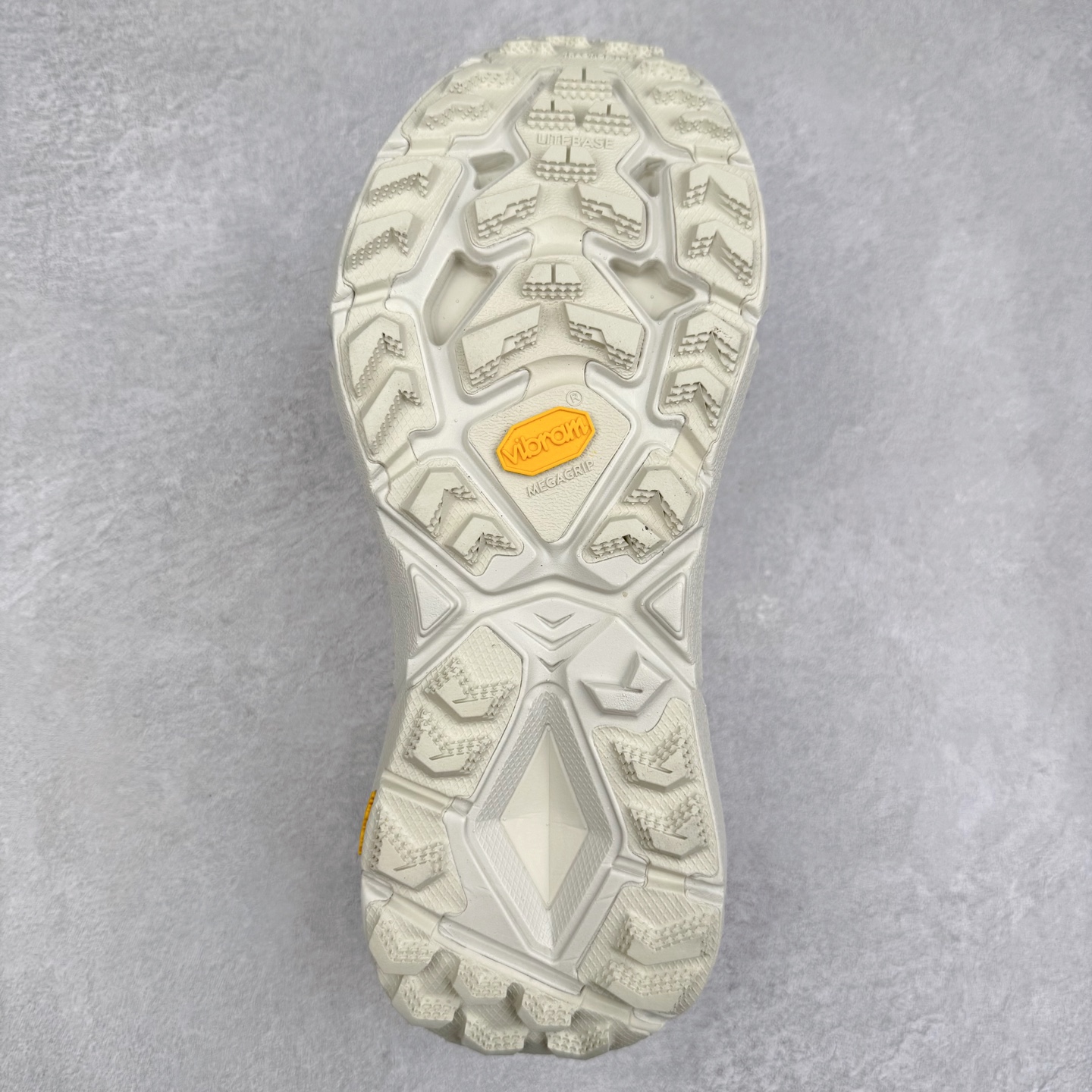 图片[9]-＃特价福利 Satisfy x HOKA ONE ONE 百搭简约防滑耐磨低帮跑步鞋 联名配色 球鞋继承了HOKA的经典越野鞋型MAFATE SPEED 4的设计，更在此基础上进行了创新和提升，使得它既适合户外越野跑，又充满了时尚潮流的元素。它的半透明鞋面设计，不仅让鞋身看起来更加轻便，而且提供了良好的透气性。而保护性的防撕裂尼龙面料，则确保了在复杂地形中的耐用性。这样的设计，让人在享受奔跑的同时，也能感受到鞋底带来的舒适。双层ProFly™中底的使用，是这款鞋的另一个亮点。这种中底材质，提供了卓越的缓震性能，无论是在崎岖的山路上，还是在平坦的道路上，都能给跑者带来稳定的支撑。而VIBRAM MEGAGRIP®及LITEBASE®大底的搭载，更是让这款鞋在保持高抓地力的同时，减轻了鞋底的重量，使得每一步跑动都轻盈如飞。尺码：36 36.5 37.5 38 38.5 39 40 40.5 41 42 42.5 43 44 45-选品中心