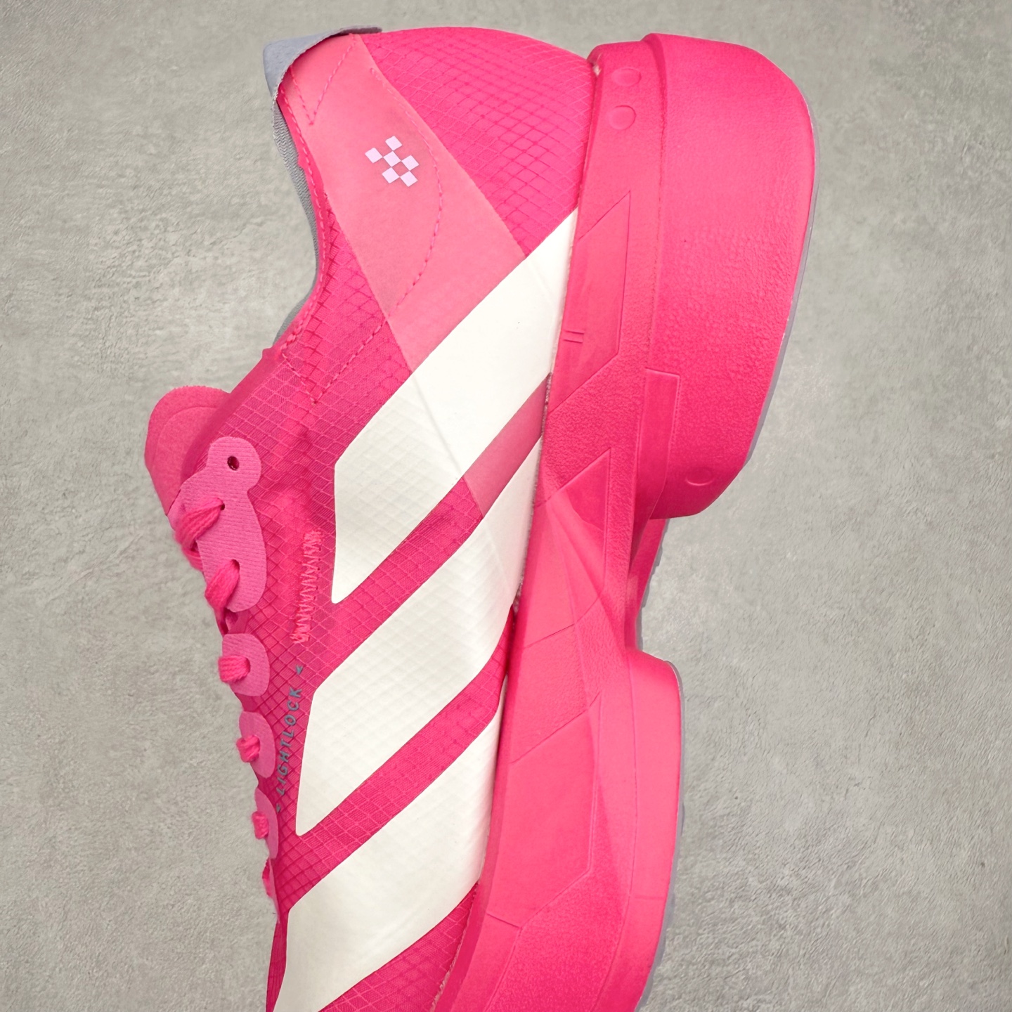 图片[7]-AD Adizero Adios Pro 4 马拉松竞速专业跑鞋 JR1267 CELERMESH针织网面非常轻薄 纤维间的缝隙很大 可以保证跑步时的透气、排汗效果 鞋舌直接与两侧的内衬和鞋底连接在一起 在跑步过程中不会被鞋舌的左右移动所困扰 在标准鞋带孔的基础上再拓宽一组鞋带孔 适合不同脚型的需求 突破性 EnergyRods 技术，有助于跑者实现更好的成绩 中底独特的LIGHTSTRIKE PRO泡棉材质 微弹感觉在跑步过程中给予了良好的支撑体验 对于顶级精英和高水平进阶跑者来说 ADIOS PRO是一双值得信赖的竞速比赛用鞋 尺码：36 36.5 37.5 38 38.5 39 40 40.5 41 42 42.5 43 44 44.5 45-选品中心