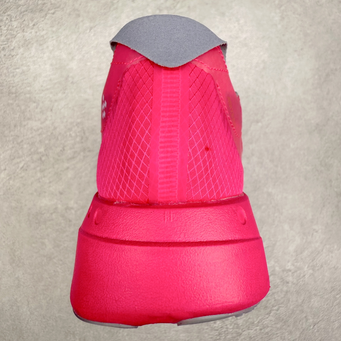 图片[8]-AD Adizero Adios Pro 4 马拉松竞速专业跑鞋 JR1267 CELERMESH针织网面非常轻薄 纤维间的缝隙很大 可以保证跑步时的透气、排汗效果 鞋舌直接与两侧的内衬和鞋底连接在一起 在跑步过程中不会被鞋舌的左右移动所困扰 在标准鞋带孔的基础上再拓宽一组鞋带孔 适合不同脚型的需求 突破性 EnergyRods 技术，有助于跑者实现更好的成绩 中底独特的LIGHTSTRIKE PRO泡棉材质 微弹感觉在跑步过程中给予了良好的支撑体验 对于顶级精英和高水平进阶跑者来说 ADIOS PRO是一双值得信赖的竞速比赛用鞋 尺码：36 36.5 37.5 38 38.5 39 40 40.5 41 42 42.5 43 44 44.5 45-选品中心