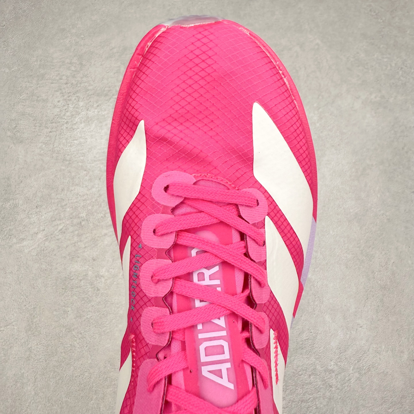 图片[4]-AD Adizero Adios Pro 4 马拉松竞速专业跑鞋 JR1267 CELERMESH针织网面非常轻薄 纤维间的缝隙很大 可以保证跑步时的透气、排汗效果 鞋舌直接与两侧的内衬和鞋底连接在一起 在跑步过程中不会被鞋舌的左右移动所困扰 在标准鞋带孔的基础上再拓宽一组鞋带孔 适合不同脚型的需求 突破性 EnergyRods 技术，有助于跑者实现更好的成绩 中底独特的LIGHTSTRIKE PRO泡棉材质 微弹感觉在跑步过程中给予了良好的支撑体验 对于顶级精英和高水平进阶跑者来说 ADIOS PRO是一双值得信赖的竞速比赛用鞋 尺码：36 36.5 37.5 38 38.5 39 40 40.5 41 42 42.5 43 44 44.5 45-选品中心