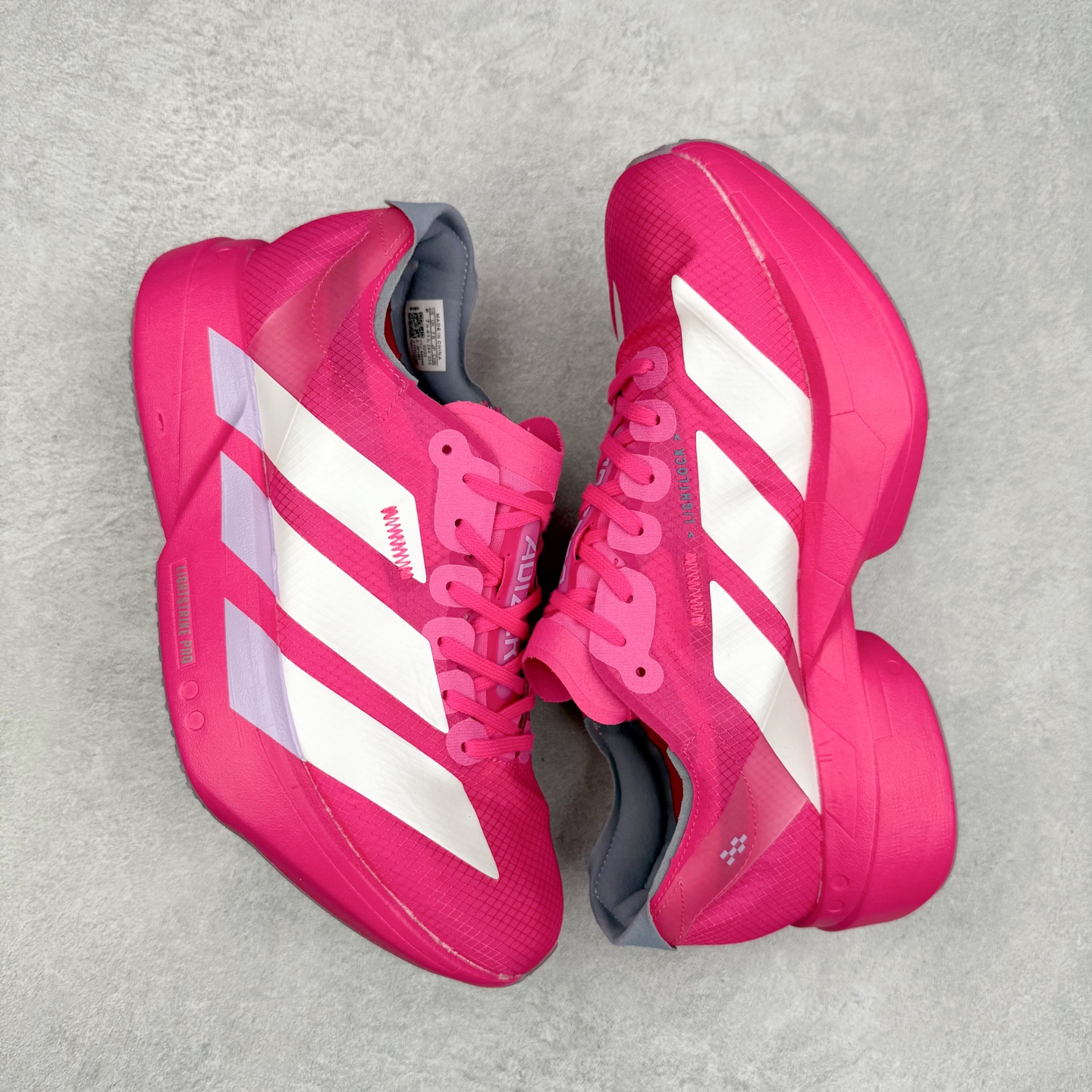 图片[3]-AD Adizero Adios Pro 4 马拉松竞速专业跑鞋 JR1267 CELERMESH针织网面非常轻薄 纤维间的缝隙很大 可以保证跑步时的透气、排汗效果 鞋舌直接与两侧的内衬和鞋底连接在一起 在跑步过程中不会被鞋舌的左右移动所困扰 在标准鞋带孔的基础上再拓宽一组鞋带孔 适合不同脚型的需求 突破性 EnergyRods 技术，有助于跑者实现更好的成绩 中底独特的LIGHTSTRIKE PRO泡棉材质 微弹感觉在跑步过程中给予了良好的支撑体验 对于顶级精英和高水平进阶跑者来说 ADIOS PRO是一双值得信赖的竞速比赛用鞋 尺码：36 36.5 37.5 38 38.5 39 40 40.5 41 42 42.5 43 44 44.5 45-选品中心