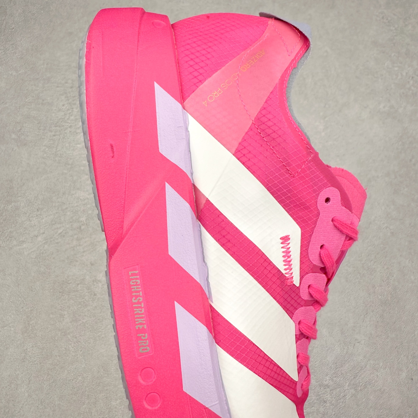 图片[6]-AD Adizero Adios Pro 4 马拉松竞速专业跑鞋 JR1267 CELERMESH针织网面非常轻薄 纤维间的缝隙很大 可以保证跑步时的透气、排汗效果 鞋舌直接与两侧的内衬和鞋底连接在一起 在跑步过程中不会被鞋舌的左右移动所困扰 在标准鞋带孔的基础上再拓宽一组鞋带孔 适合不同脚型的需求 突破性 EnergyRods 技术，有助于跑者实现更好的成绩 中底独特的LIGHTSTRIKE PRO泡棉材质 微弹感觉在跑步过程中给予了良好的支撑体验 对于顶级精英和高水平进阶跑者来说 ADIOS PRO是一双值得信赖的竞速比赛用鞋 尺码：36 36.5 37.5 38 38.5 39 40 40.5 41 42 42.5 43 44 44.5 45-选品中心