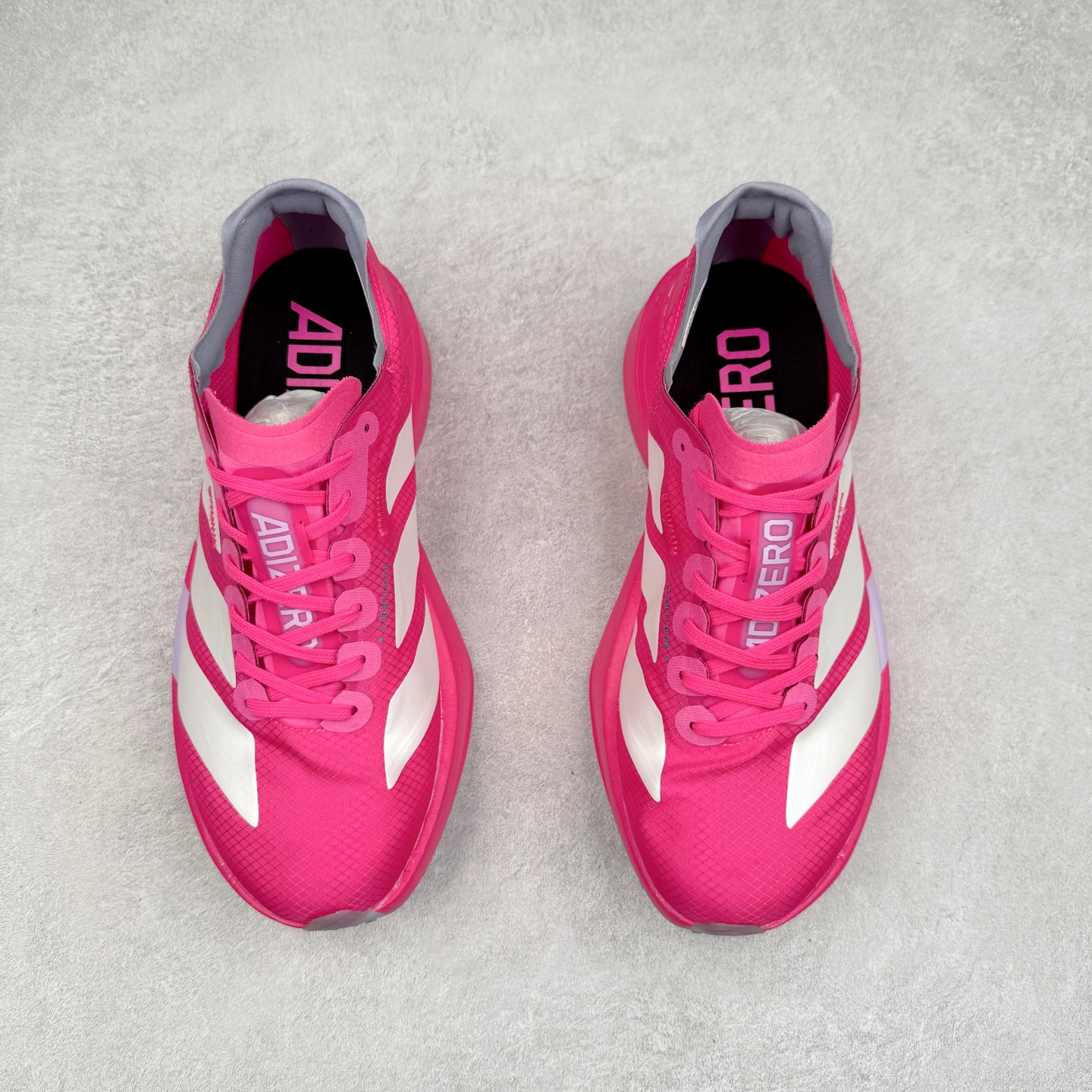 图片[2]-AD Adizero Adios Pro 4 马拉松竞速专业跑鞋 JR1267 CELERMESH针织网面非常轻薄 纤维间的缝隙很大 可以保证跑步时的透气、排汗效果 鞋舌直接与两侧的内衬和鞋底连接在一起 在跑步过程中不会被鞋舌的左右移动所困扰 在标准鞋带孔的基础上再拓宽一组鞋带孔 适合不同脚型的需求 突破性 EnergyRods 技术，有助于跑者实现更好的成绩 中底独特的LIGHTSTRIKE PRO泡棉材质 微弹感觉在跑步过程中给予了良好的支撑体验 对于顶级精英和高水平进阶跑者来说 ADIOS PRO是一双值得信赖的竞速比赛用鞋 尺码：36 36.5 37.5 38 38.5 39 40 40.5 41 42 42.5 43 44 44.5 45-选品中心