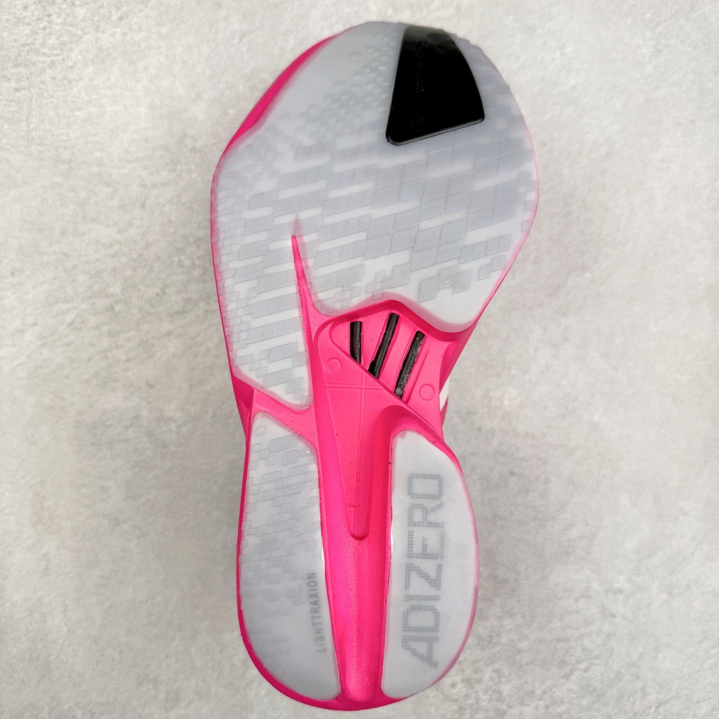 图片[9]-AD Adizero Adios Pro 4 马拉松竞速专业跑鞋 JR1267 CELERMESH针织网面非常轻薄 纤维间的缝隙很大 可以保证跑步时的透气、排汗效果 鞋舌直接与两侧的内衬和鞋底连接在一起 在跑步过程中不会被鞋舌的左右移动所困扰 在标准鞋带孔的基础上再拓宽一组鞋带孔 适合不同脚型的需求 突破性 EnergyRods 技术，有助于跑者实现更好的成绩 中底独特的LIGHTSTRIKE PRO泡棉材质 微弹感觉在跑步过程中给予了良好的支撑体验 对于顶级精英和高水平进阶跑者来说 ADIOS PRO是一双值得信赖的竞速比赛用鞋 尺码：36 36.5 37.5 38 38.5 39 40 40.5 41 42 42.5 43 44 44.5 45-选品中心